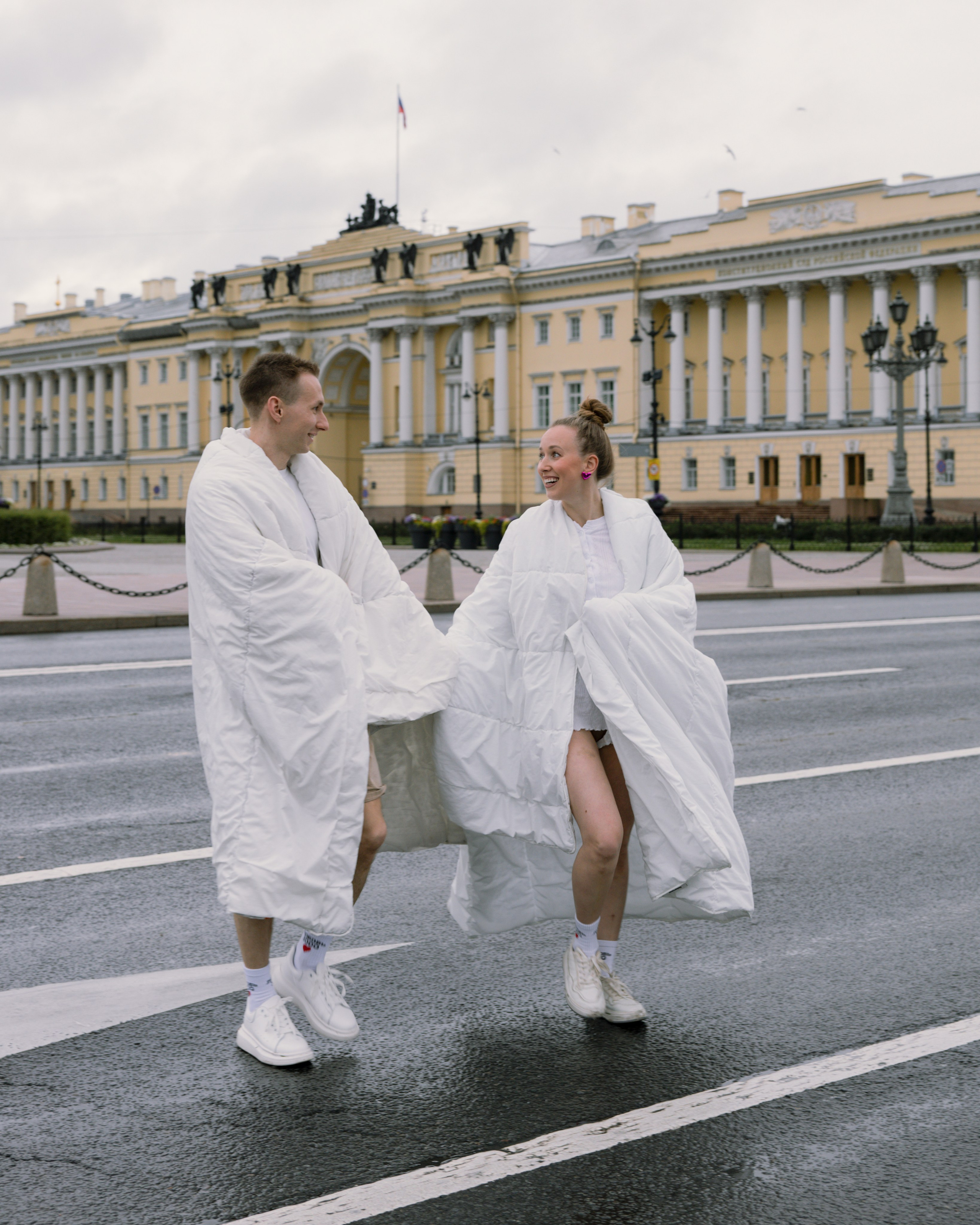Лавстори прогулка в одеялах по ночному городу летом в Санкт-Петербурге. Фотограф в Санкт-Петербурге Вагнер Юлия