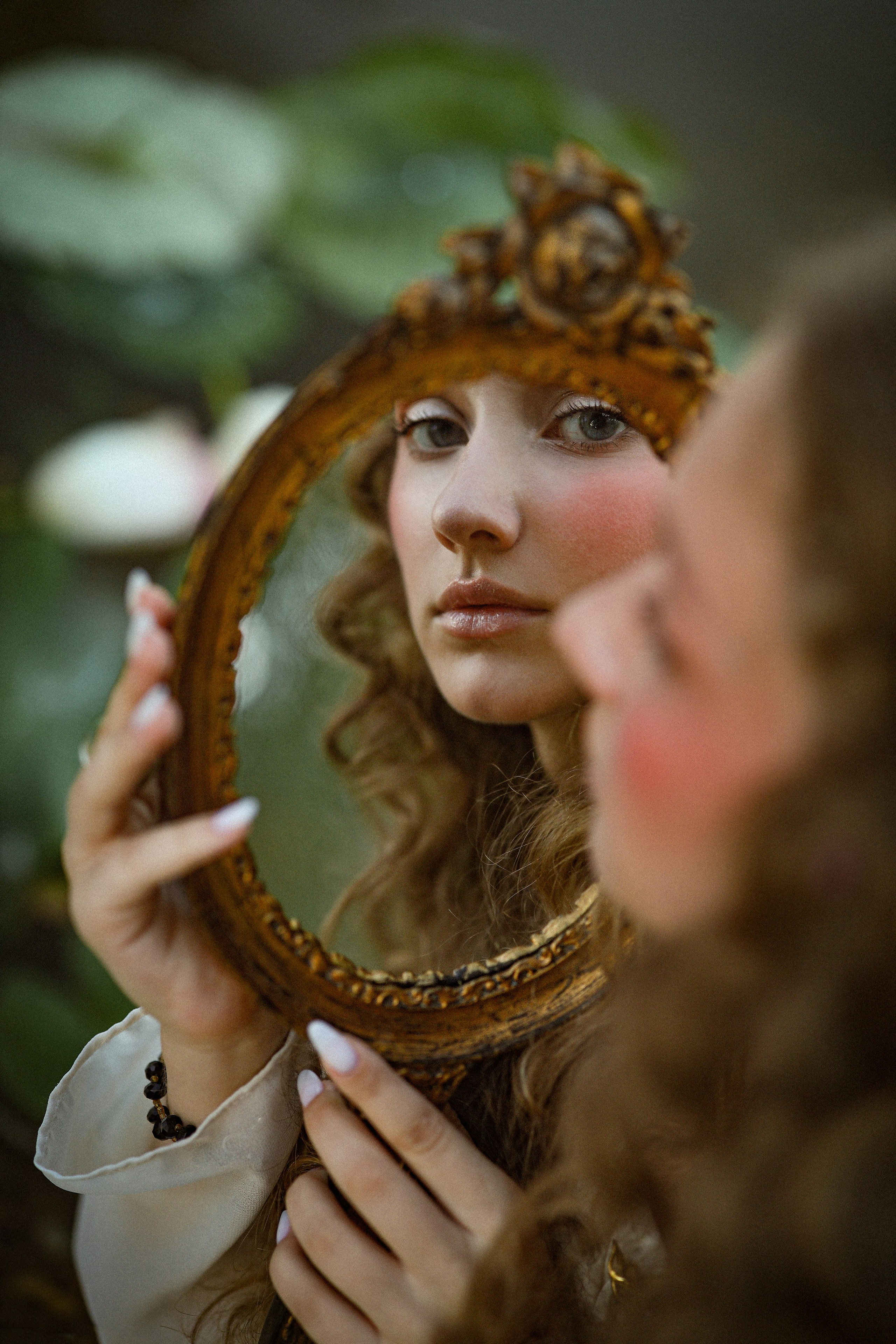 девушка смотрится в зеркало , фотосессия