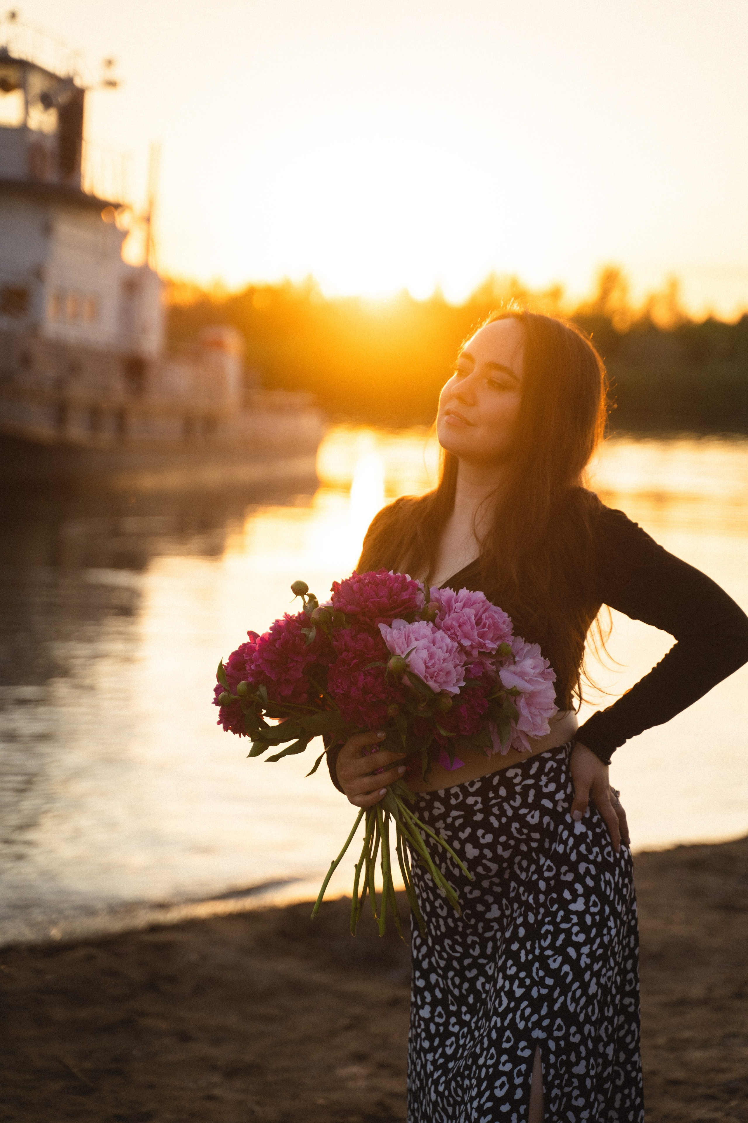 Девушки на берегу