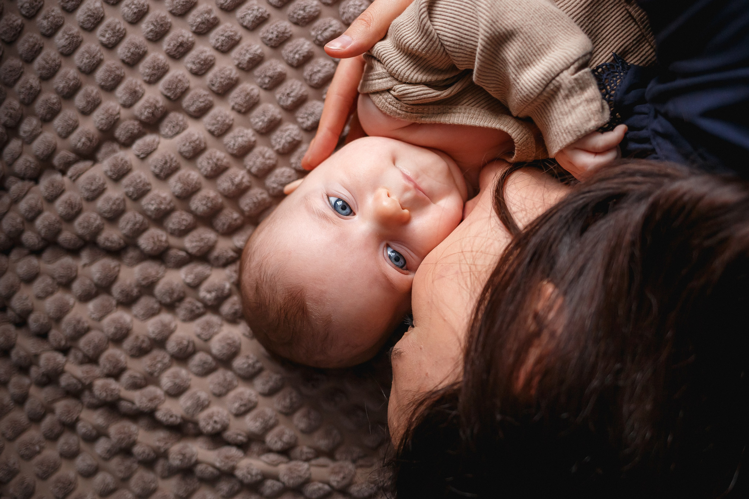 Малышка Катя, родители и бабушка. Домашняя съёмка. Фотограф в Москве Базанова Дарья