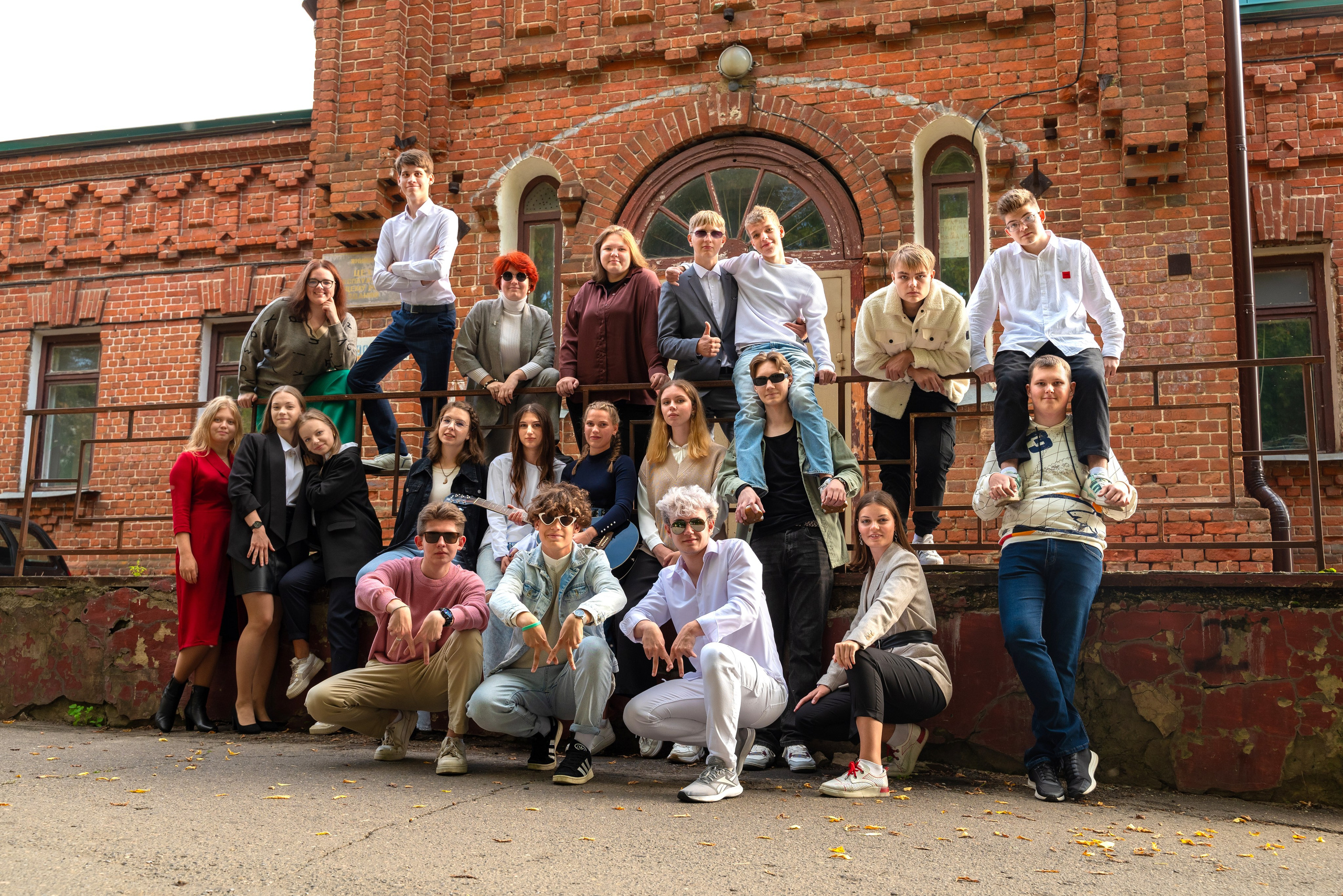Осенние фотосессии классов в городе для ваших выпускных альбомов. Выпускные альбомы в городе Саров