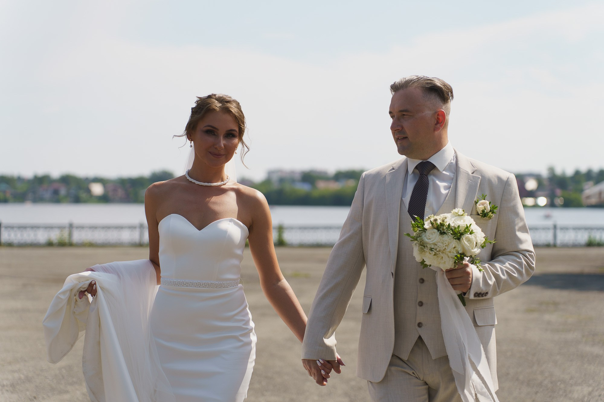 Палитра закатного неба за спиной пары — финальный кадр прогулки . Фото от Свадебного фотографа в Екатеринбурге Евгения Карася