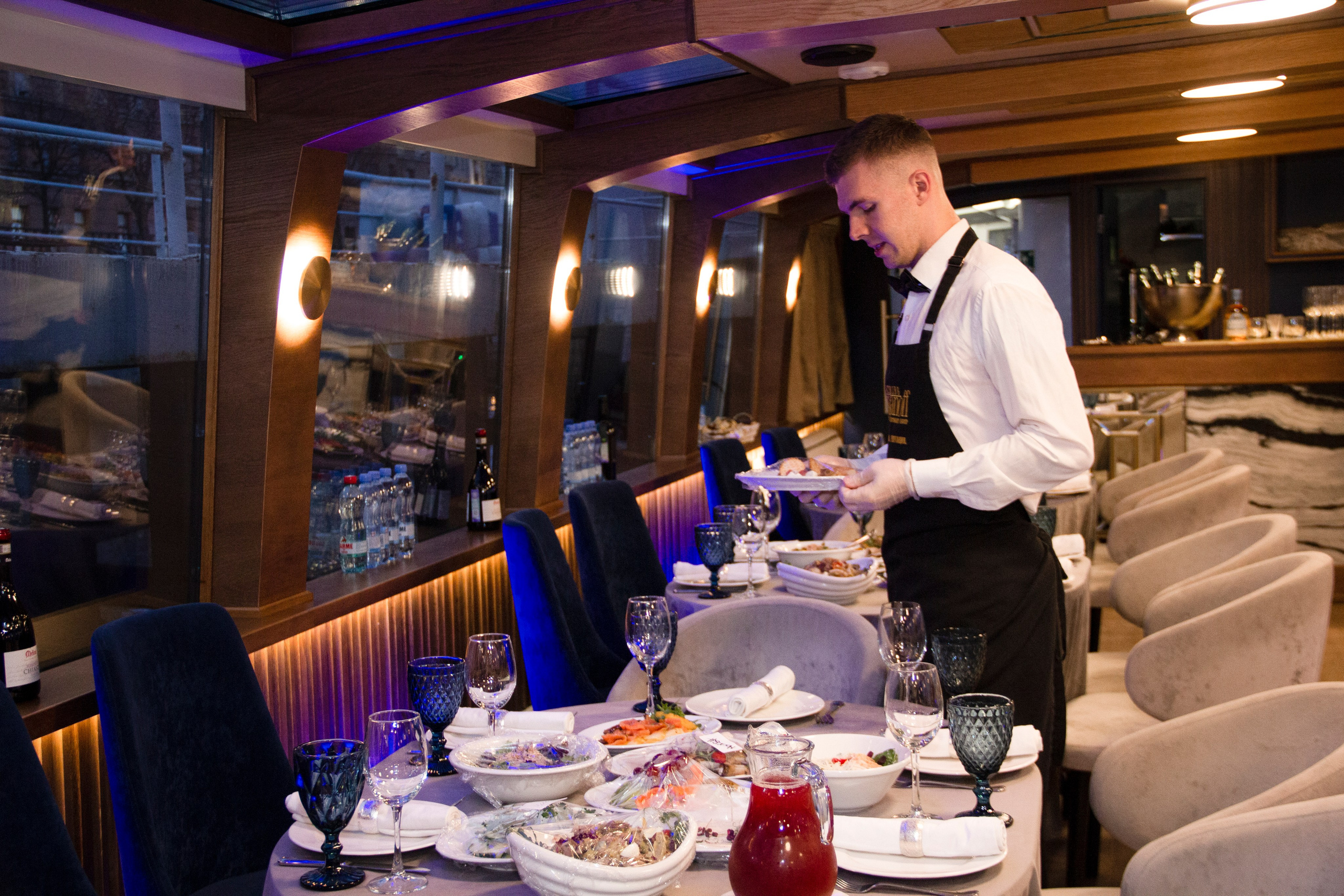 Съемка для сайта аренды катеров в Санкт-Петербурге, подготовка к свадебной прогулке по рекам и каналам. Фотограф в Санкт-Петербурге Смирнова Диана