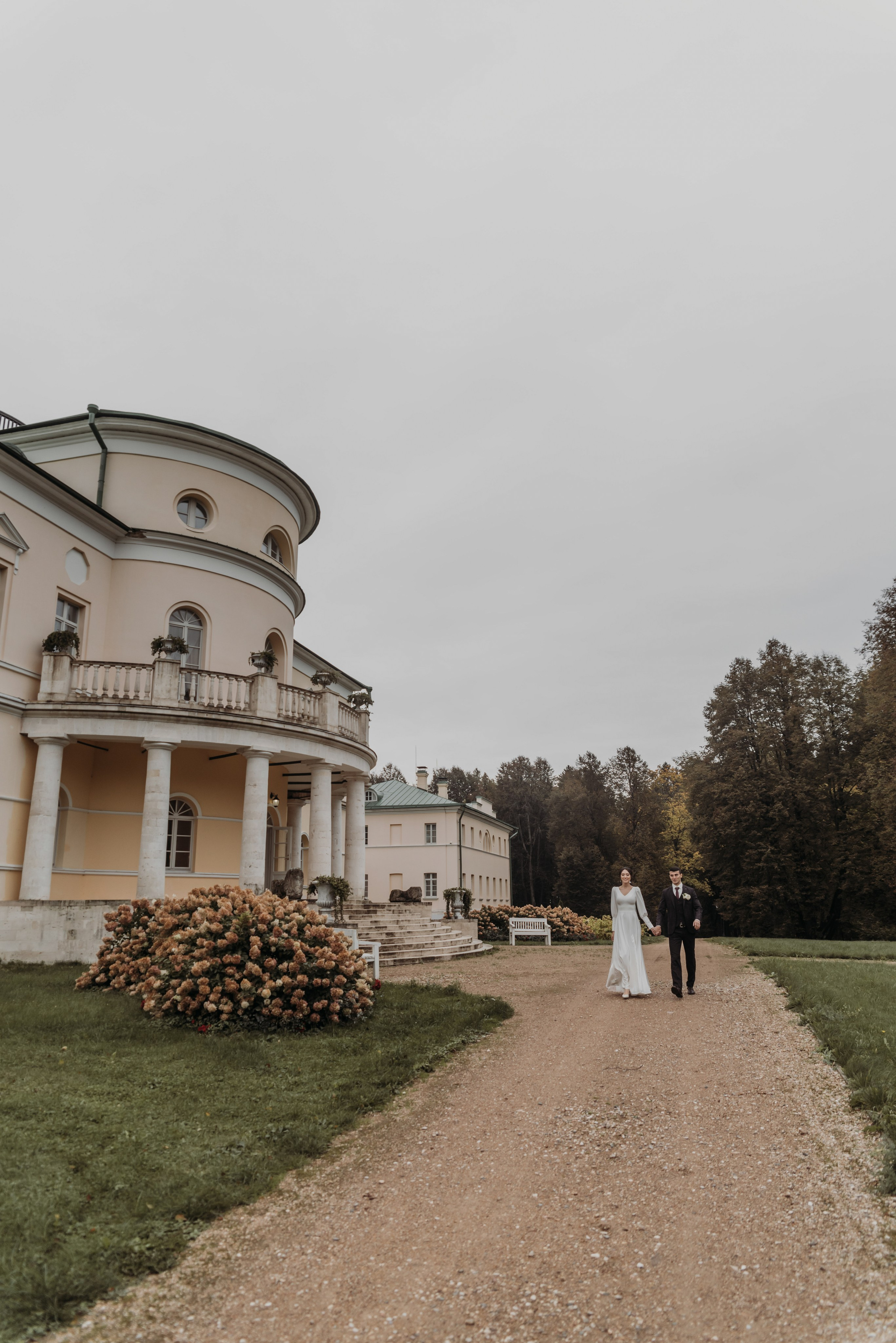 Свадебная фотосессия в Твери в красивой локации в замке в Московской области. Свадебный фотограф в Твери, Москве и Санкт-Петербурге Денисова Екатерина