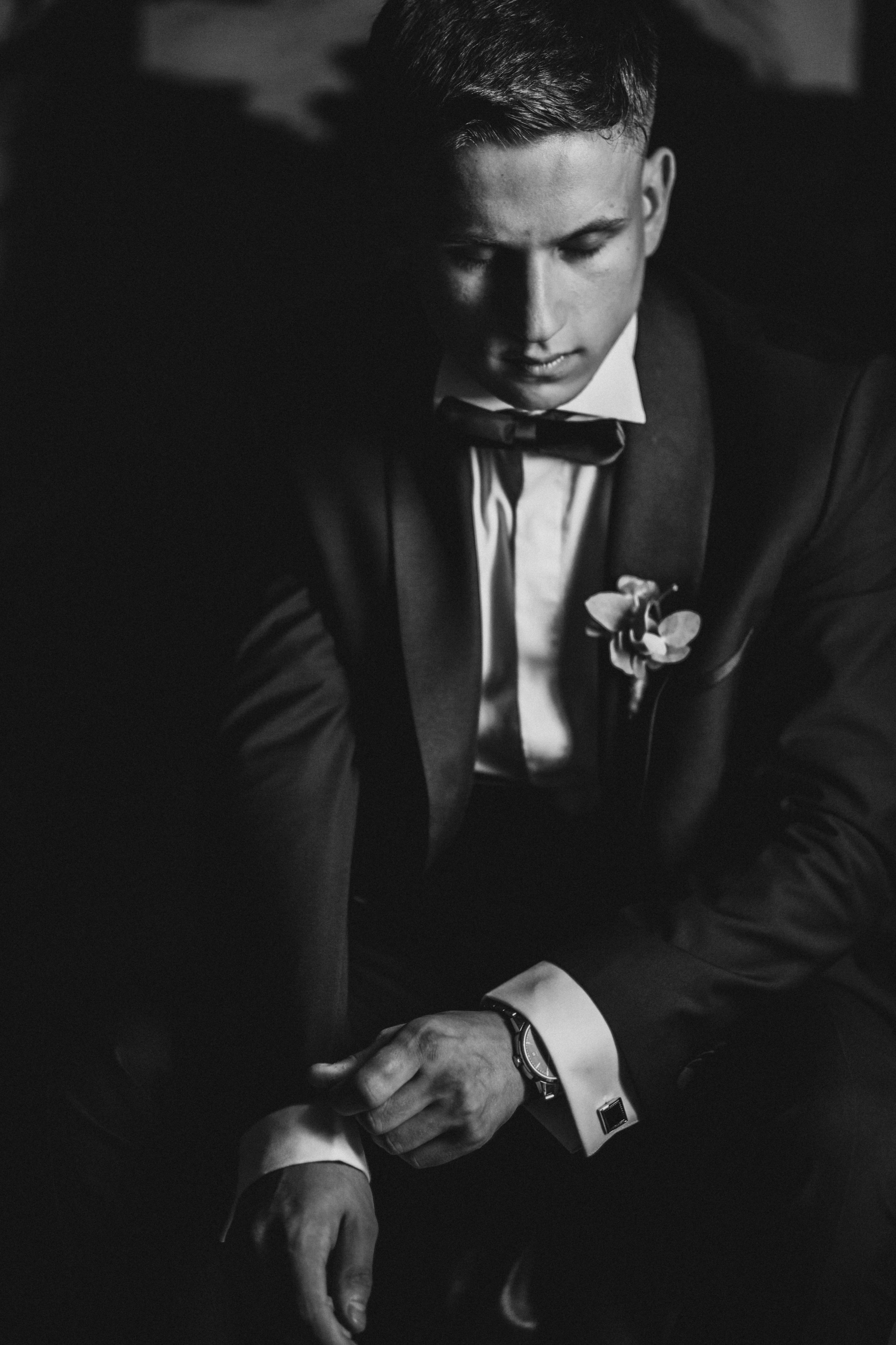 портрет жениха, свадебная фотография