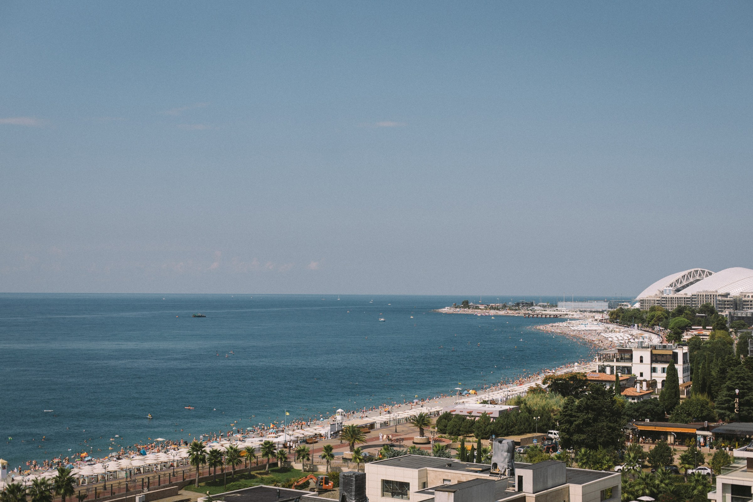 Свадебный день для двоих: сборы невесты в пятизвёздочном отеле и прогулкой пары в горах Красной поляны. Свадебный, репортажный и портретный фотограф Сочи, Краснодар. Александра Зайцева