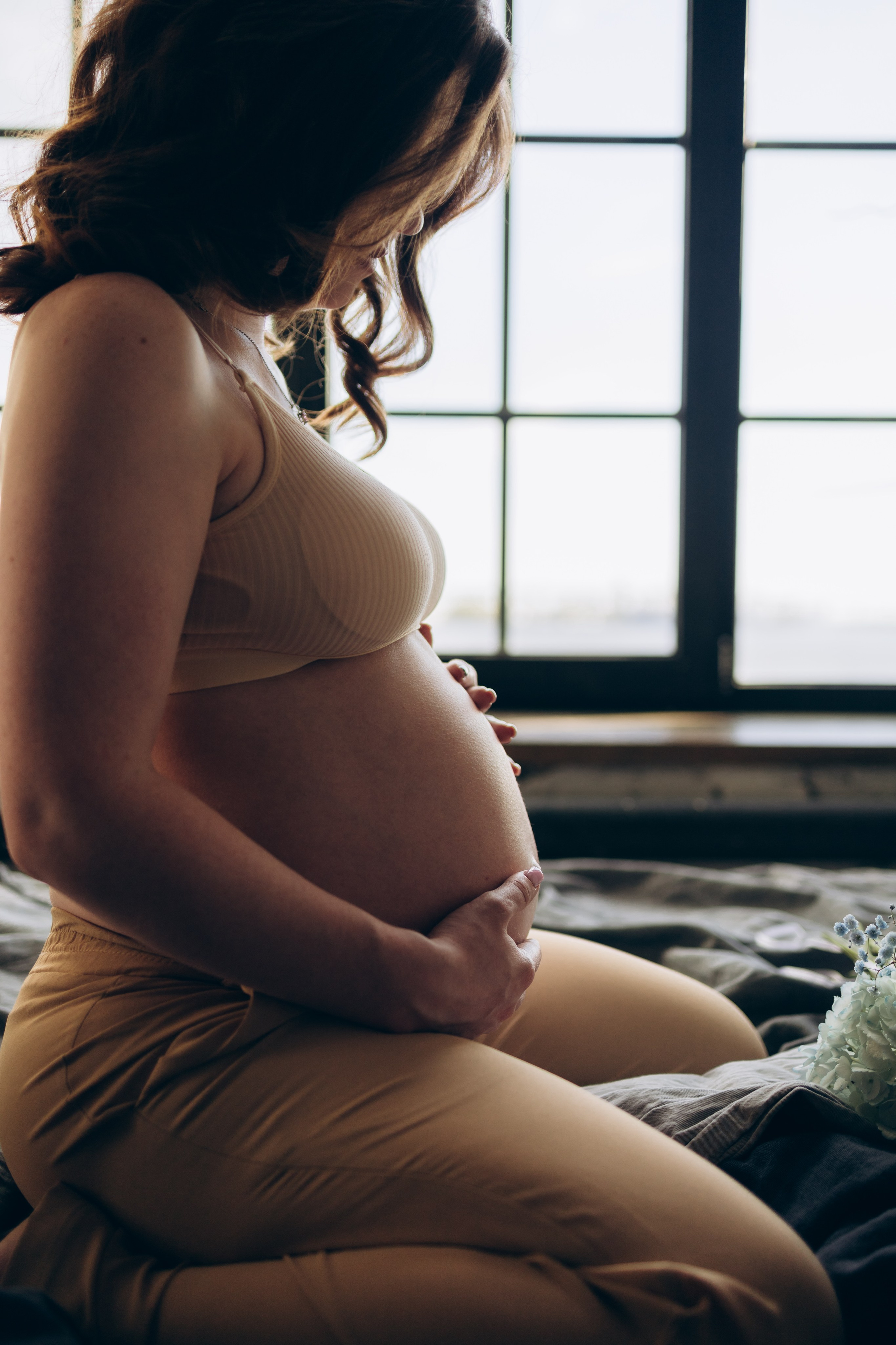 красивая беременная женщина