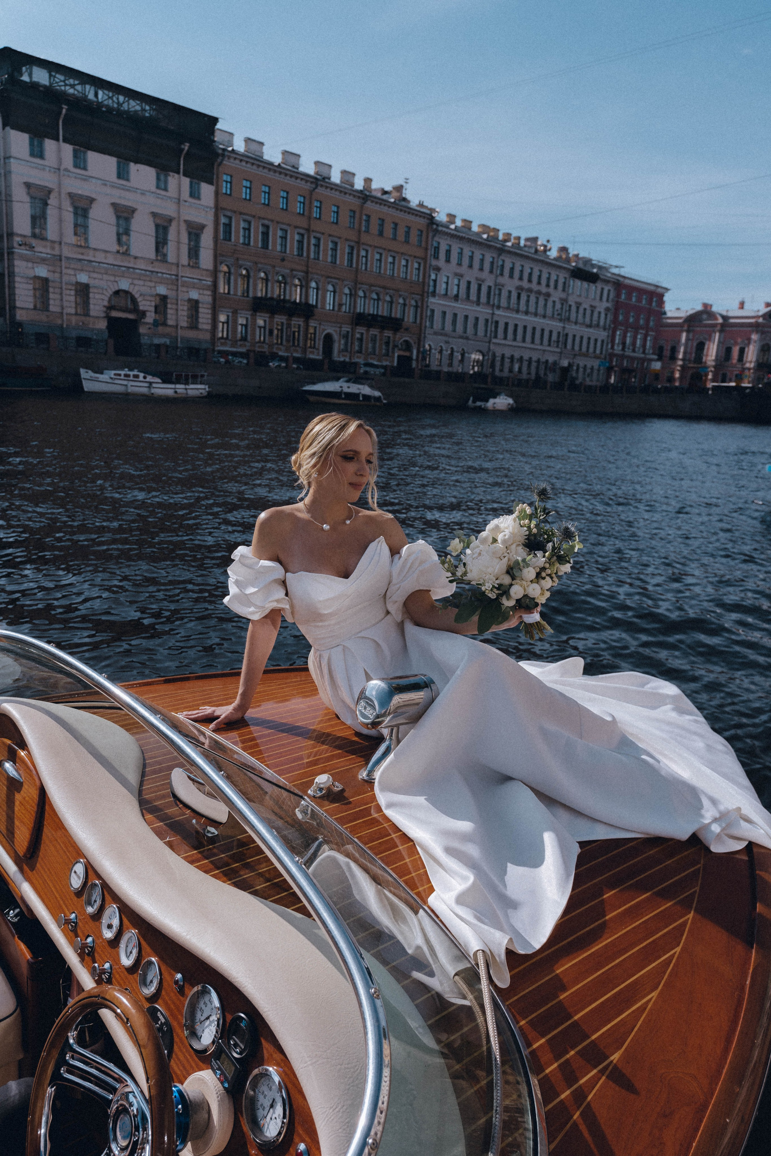 СВАДЕНБНАЯ СЬЕМКА НА КАТЕРЕ ПО КАНАЛАМ САНКТ-ПЕТЕРБУРГА И В АКВАТОРИИ НЕВЫ. Профессиональный фотограф, Санкт-Петербург — Виктория Богомолова