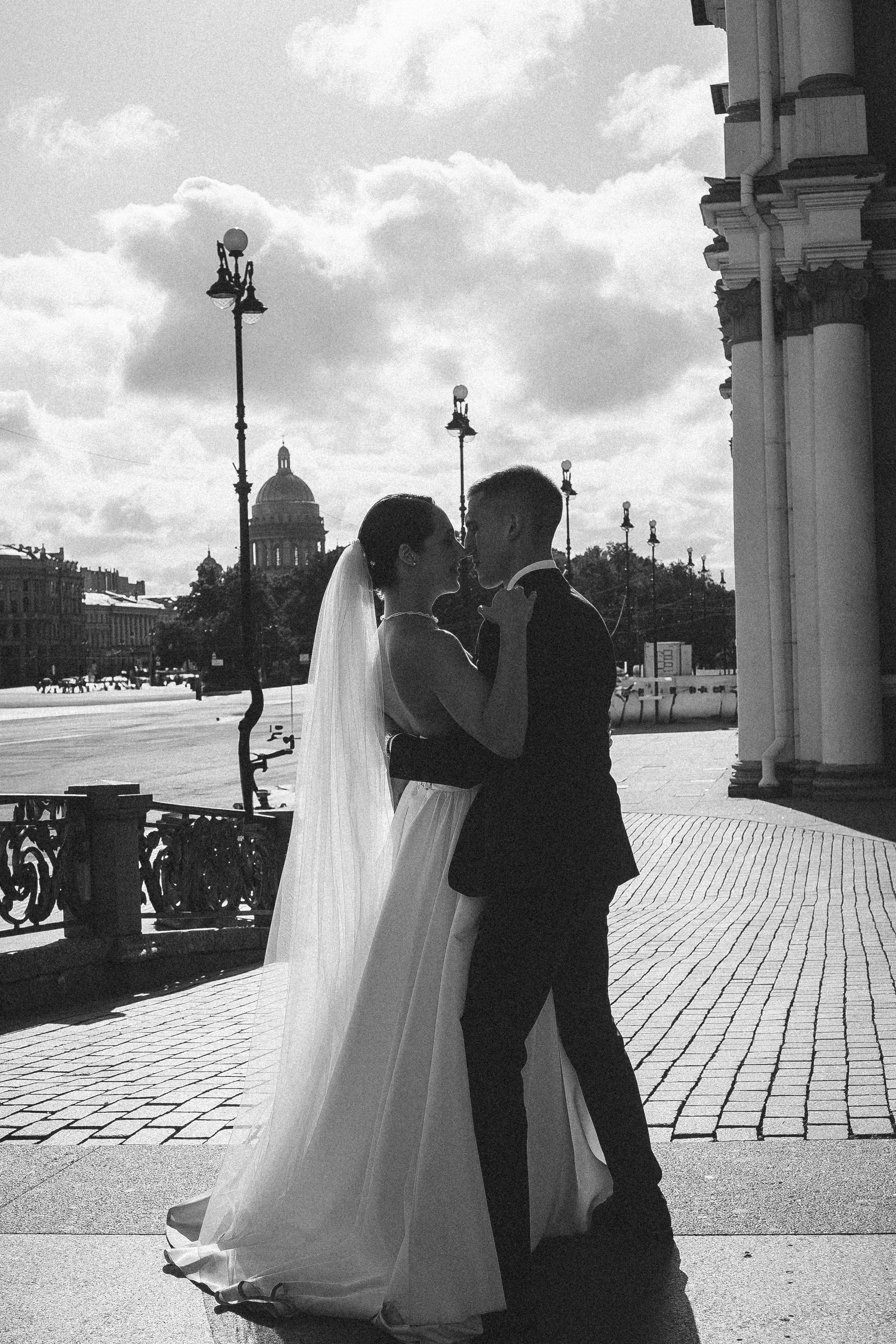 СВАДЕБНАЯ ПРОГУЛКА В САНТК-ПЕТЕРБУРГЕ (ИСАКИЕВСКИЙ СОБОР, ЗИМНЯЯ КАНАВКА, ЭРМИТАЖ И БОЛЬШАЯ МОРСКАЯ УЛИЦА). Профессиональный фотограф, Санкт-Петербург — Виктория Богомолова