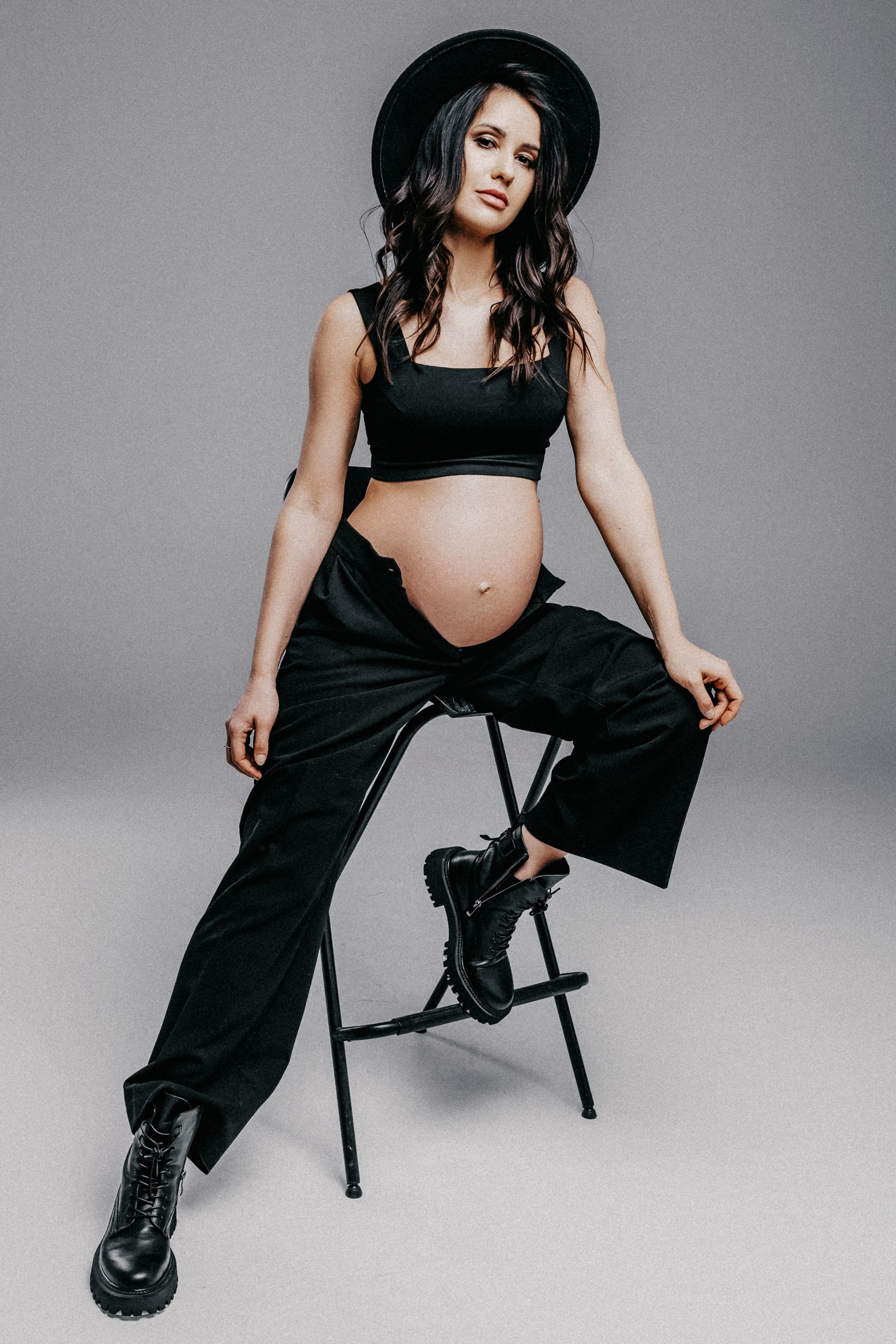 Беременная фотосессия на циклораме в фотостудии «Мануфактура» в Балашихе. Свадебный и семейный фотограф Виктория Носачёва. Щелково, Москва и МО