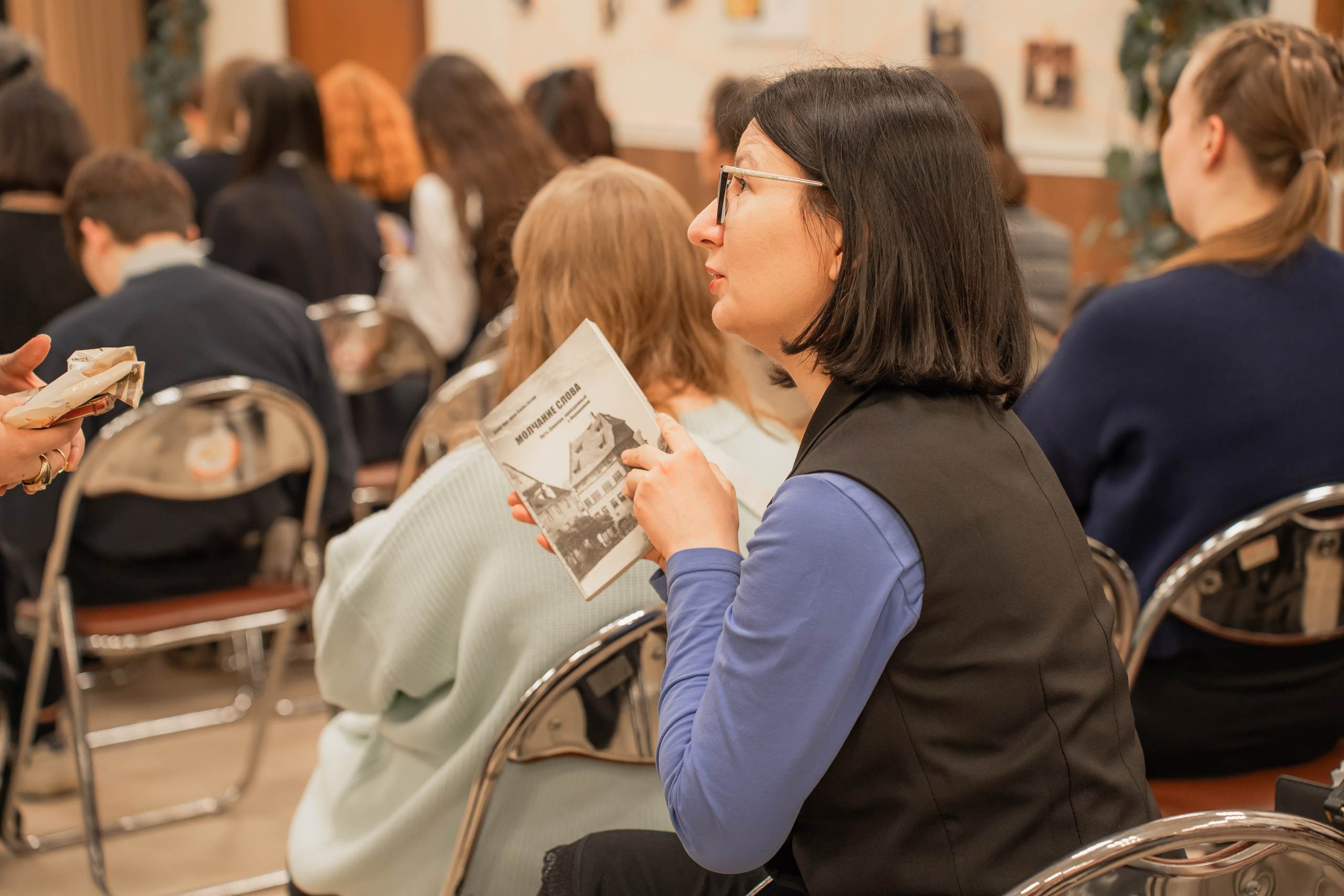 Презентация книги «Человек за бортом», автор София Цой. Репортажный фотограф Анастасия Рубцова