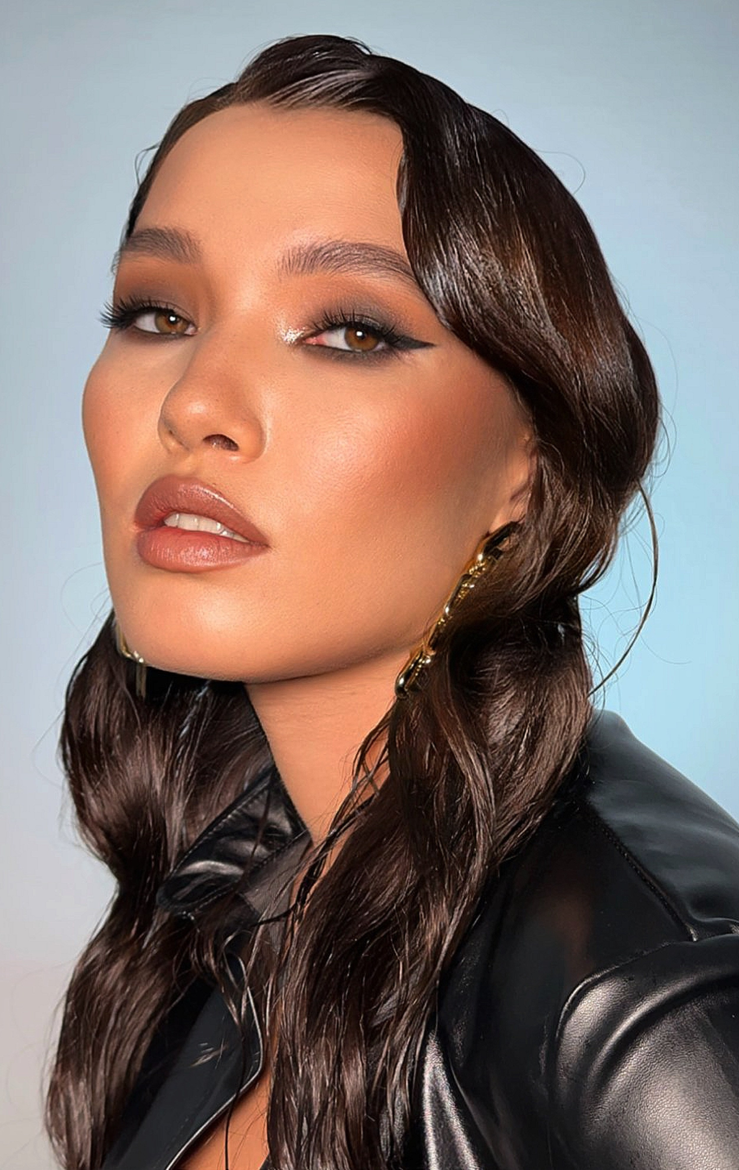 Портрет девушки модели азиатской внешности с ярким макияжем 