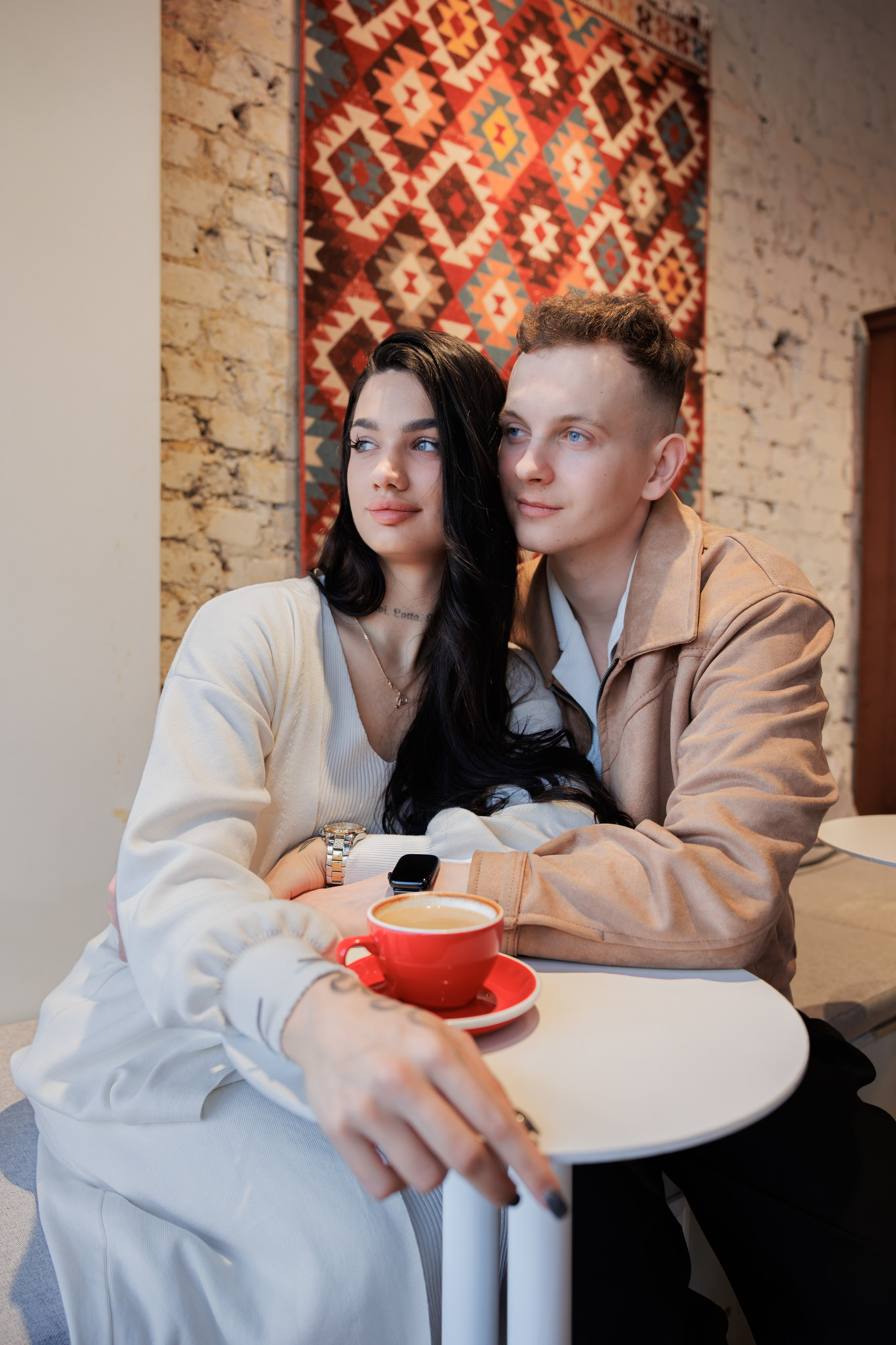 Фотосессия Love Story в Хабаровске: влюбленная пара в кафе за чашкой кофе. Профессиональная съемка для двоих в уютном интерьере