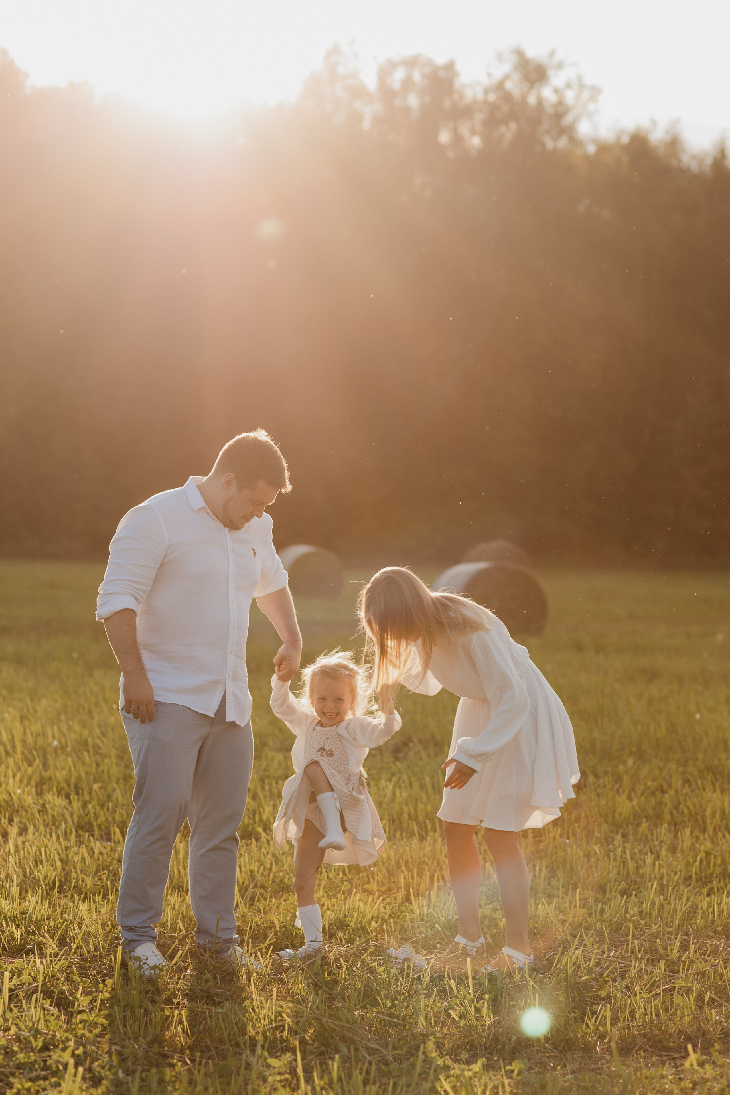 Семья Смирновых в поле с сеном. Семейный и детский фотограф в городе Подолск МО Крылова Ирина