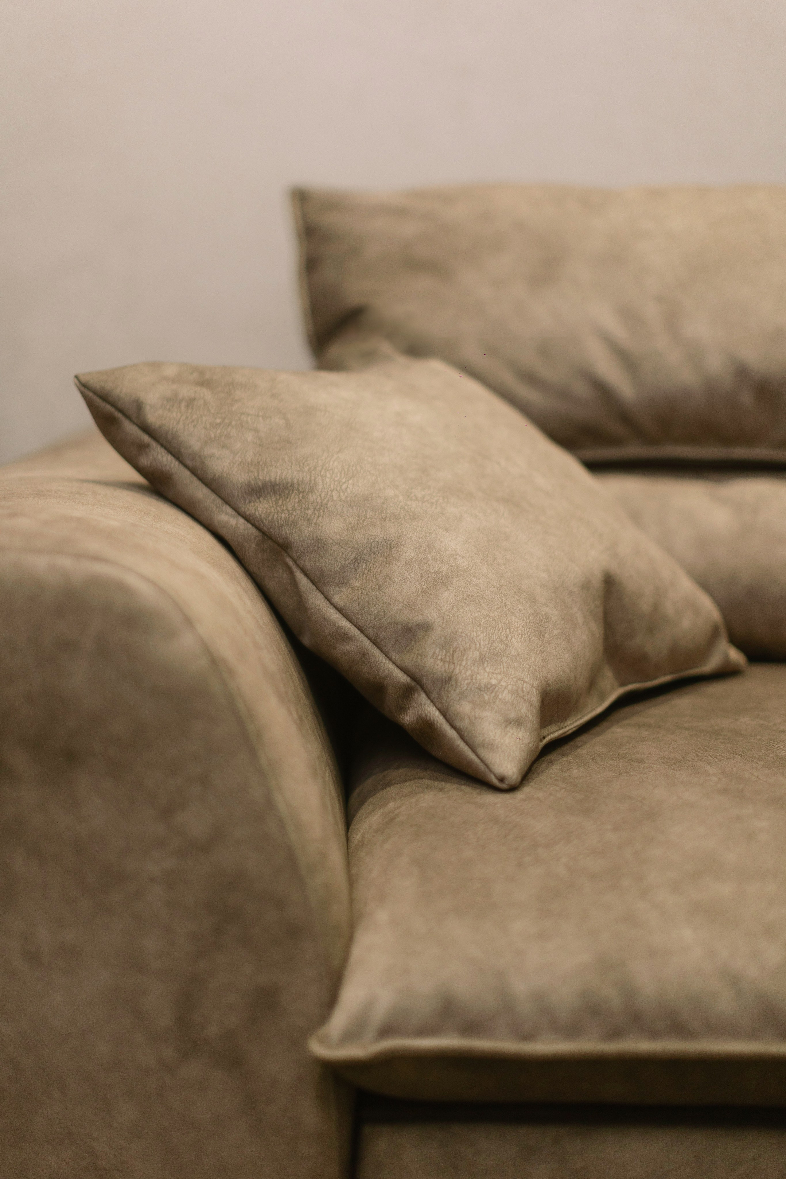 Мягкая мебель в грязе-водоотталкивающей ткани Чистетика. Эймос мягкая мебель на заказ