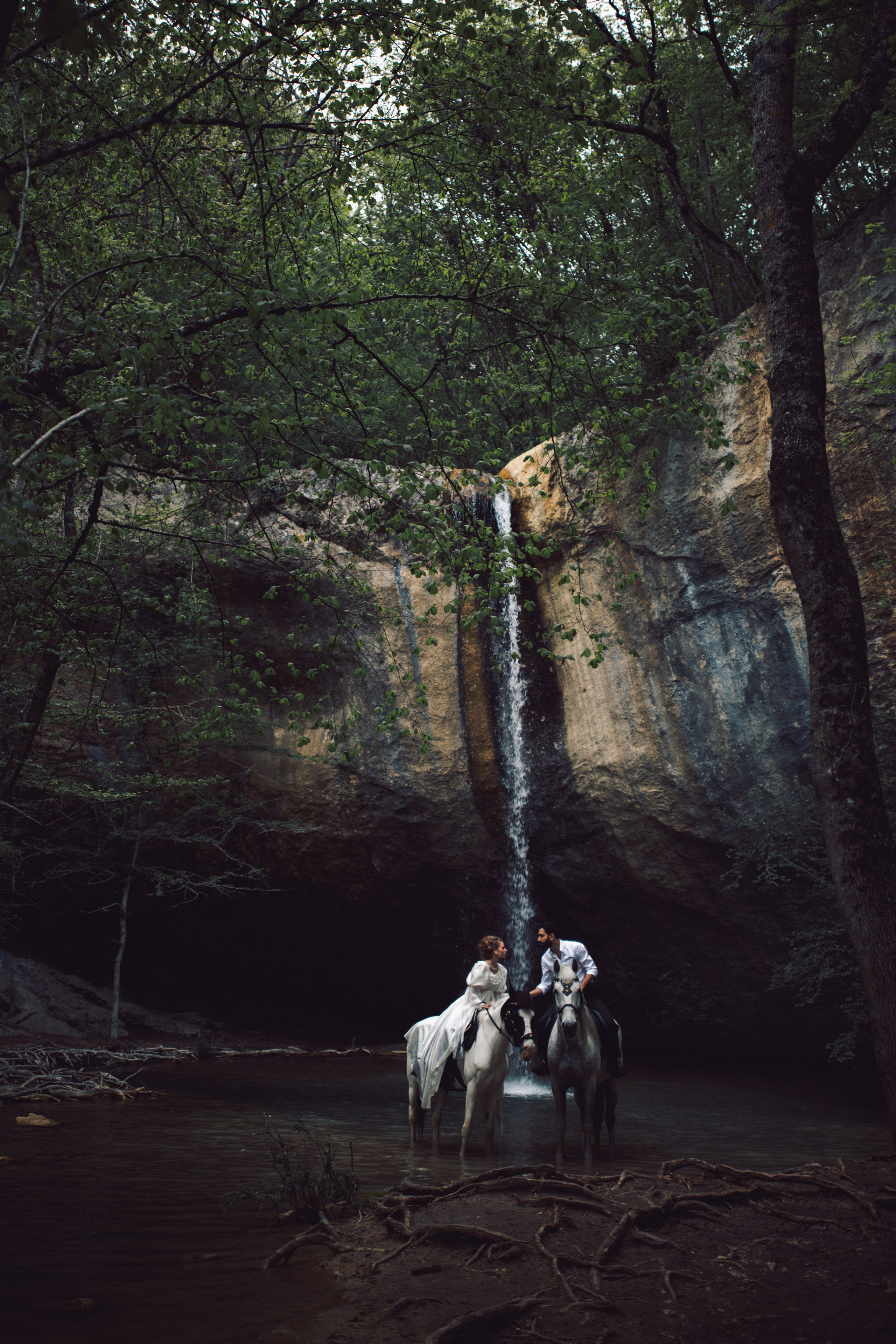 Свадебная фотосессия у водопада. Фотограф Анастасия Залевская