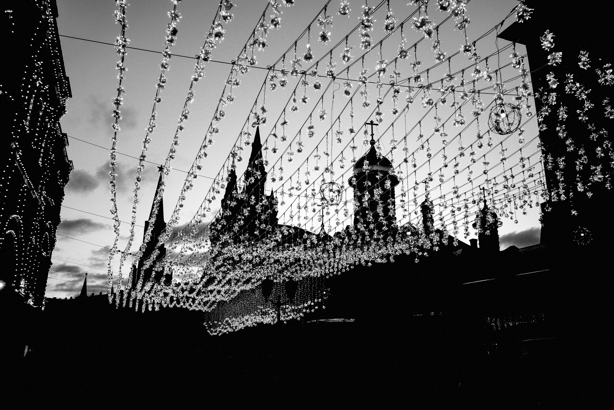 Уличные фонарики на Никольской улице в Москве