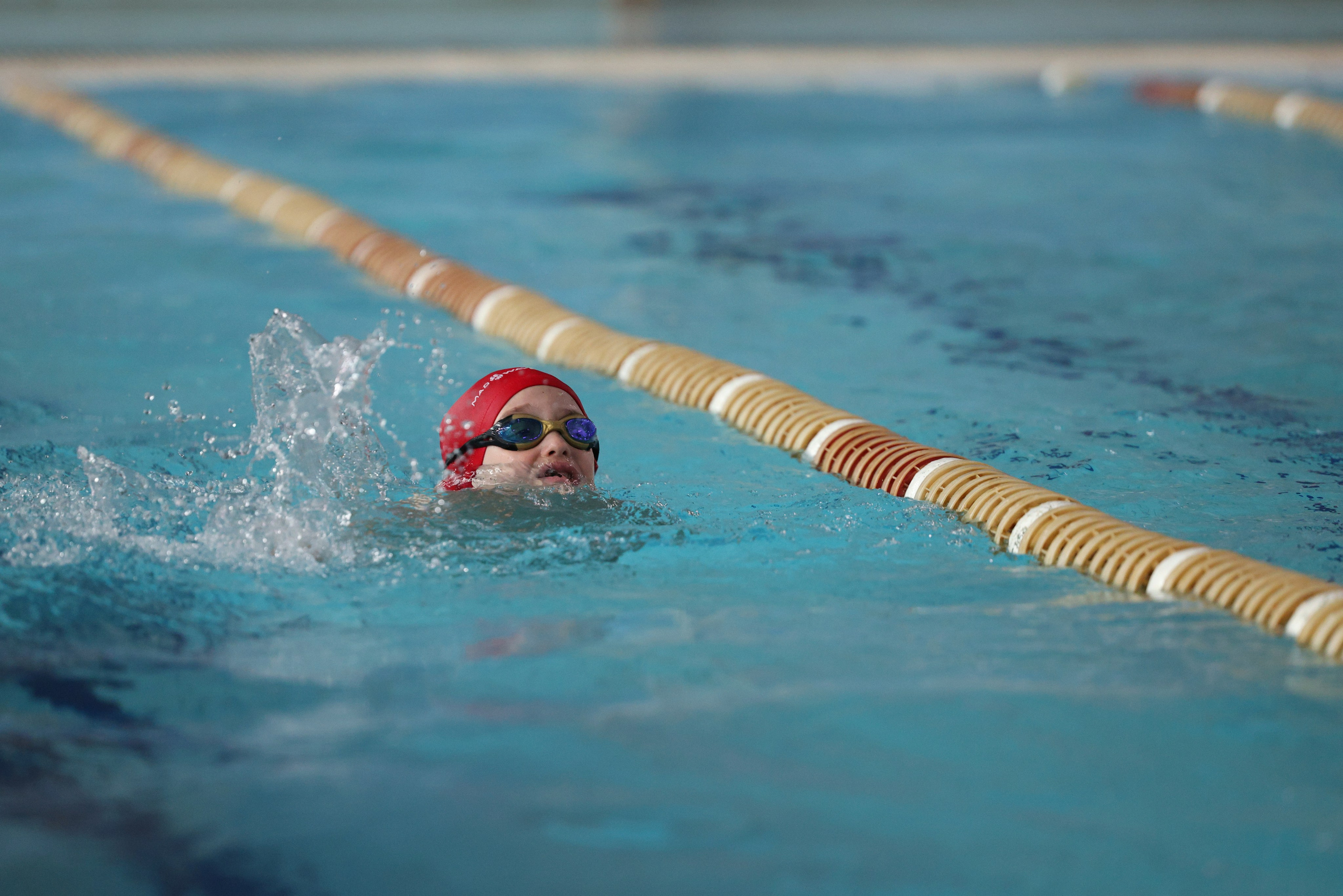 Веселый дельфин. Плавание. Дети 8-9 лет. Фотограф Александр Заломаев
