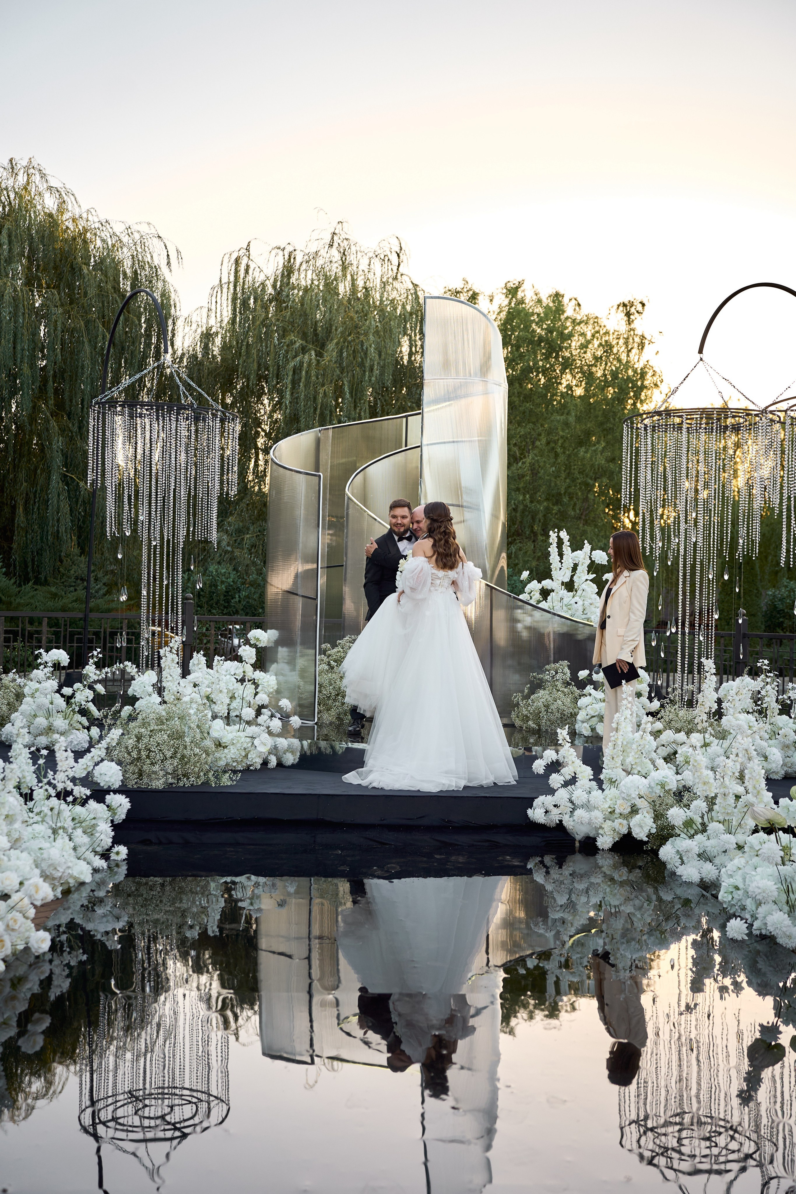 Свадьба с искусственным интеллектом в Усадьбе фамилии от ТВИНС СТУДИО лучших фотографов Краснодара. ТВИНС СТУДИО — лучшие свадебные фотографы и видеографы в Краснодаре