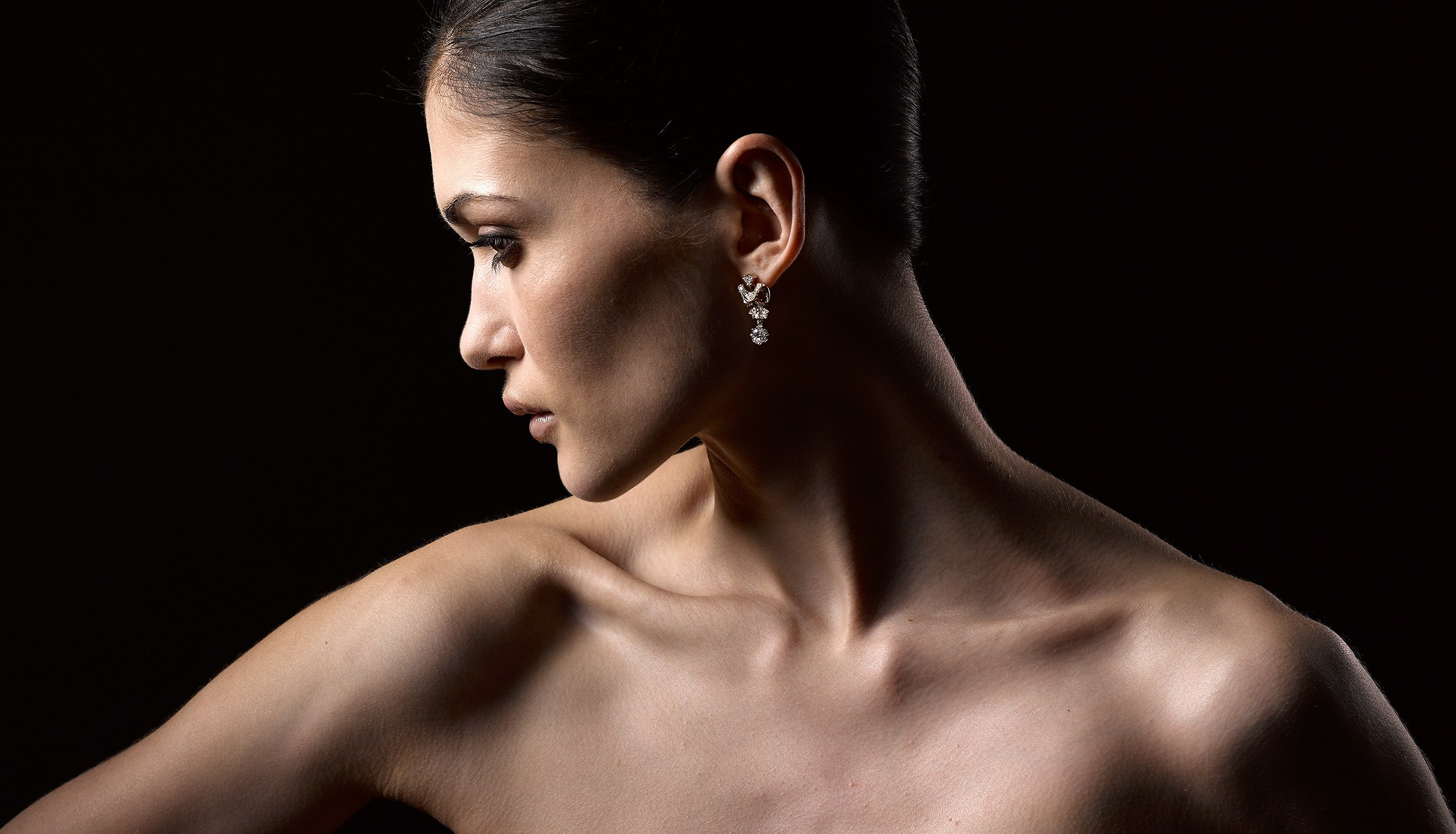 Ювелирные изделия. Предметная фотосъемка антиквариата, ювелирных украшений, камнерезных изделий, картин, предметов искусства и коллекционных предметов