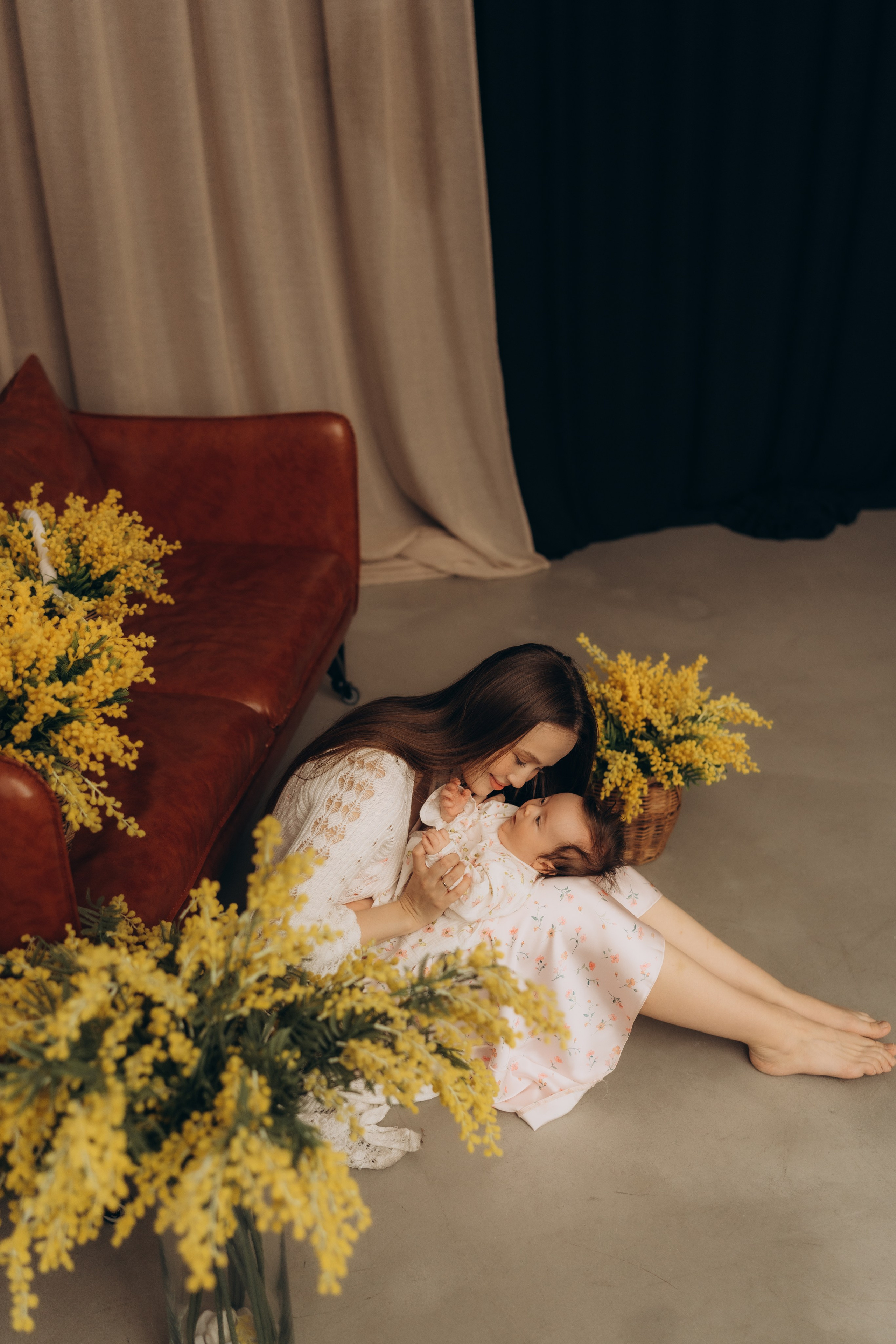 Мама с дочкой и мимозы. Семейный фотограф в Казани