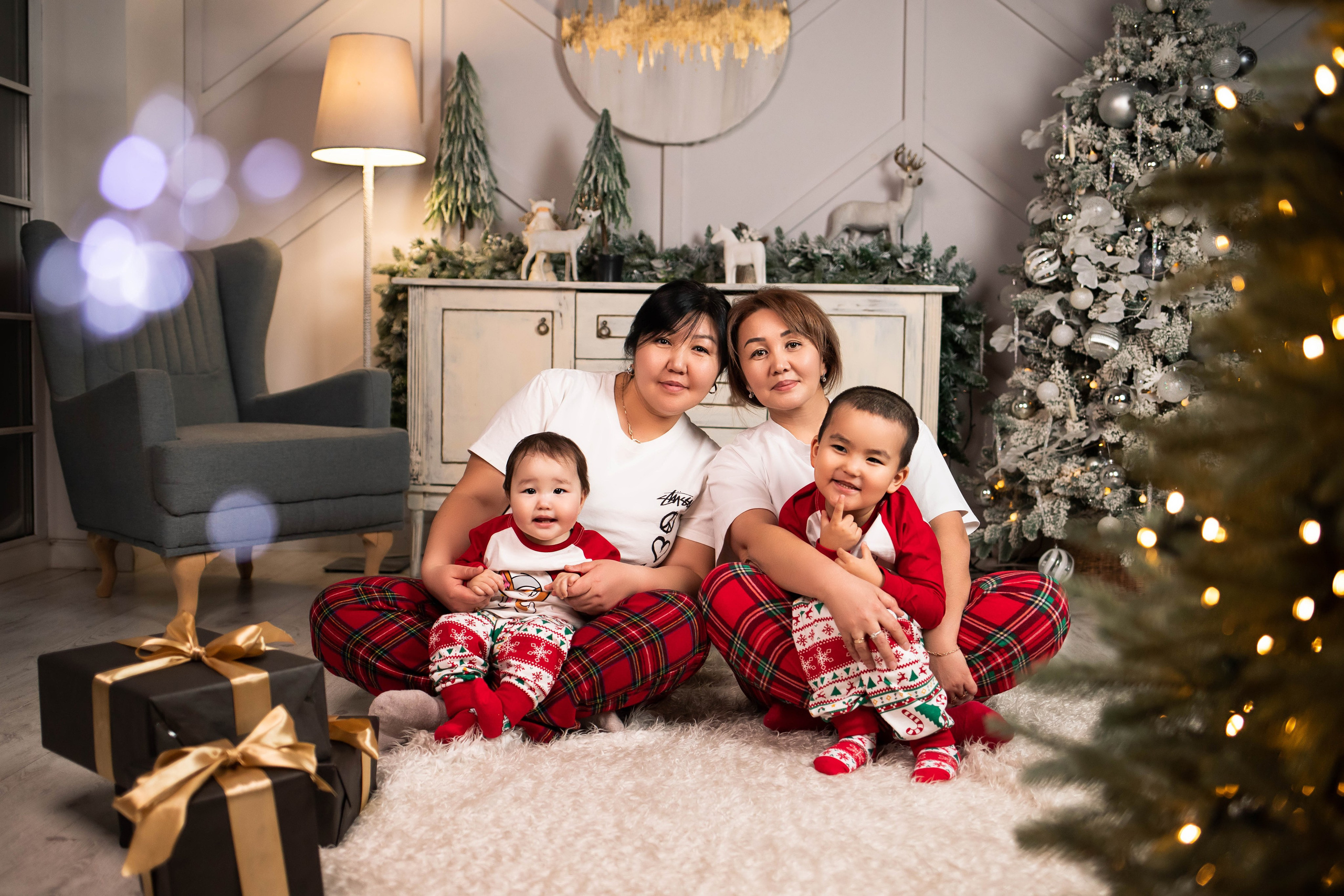 Семейная фотосессия в студии. Фотограф новорожденных в Новосибирске