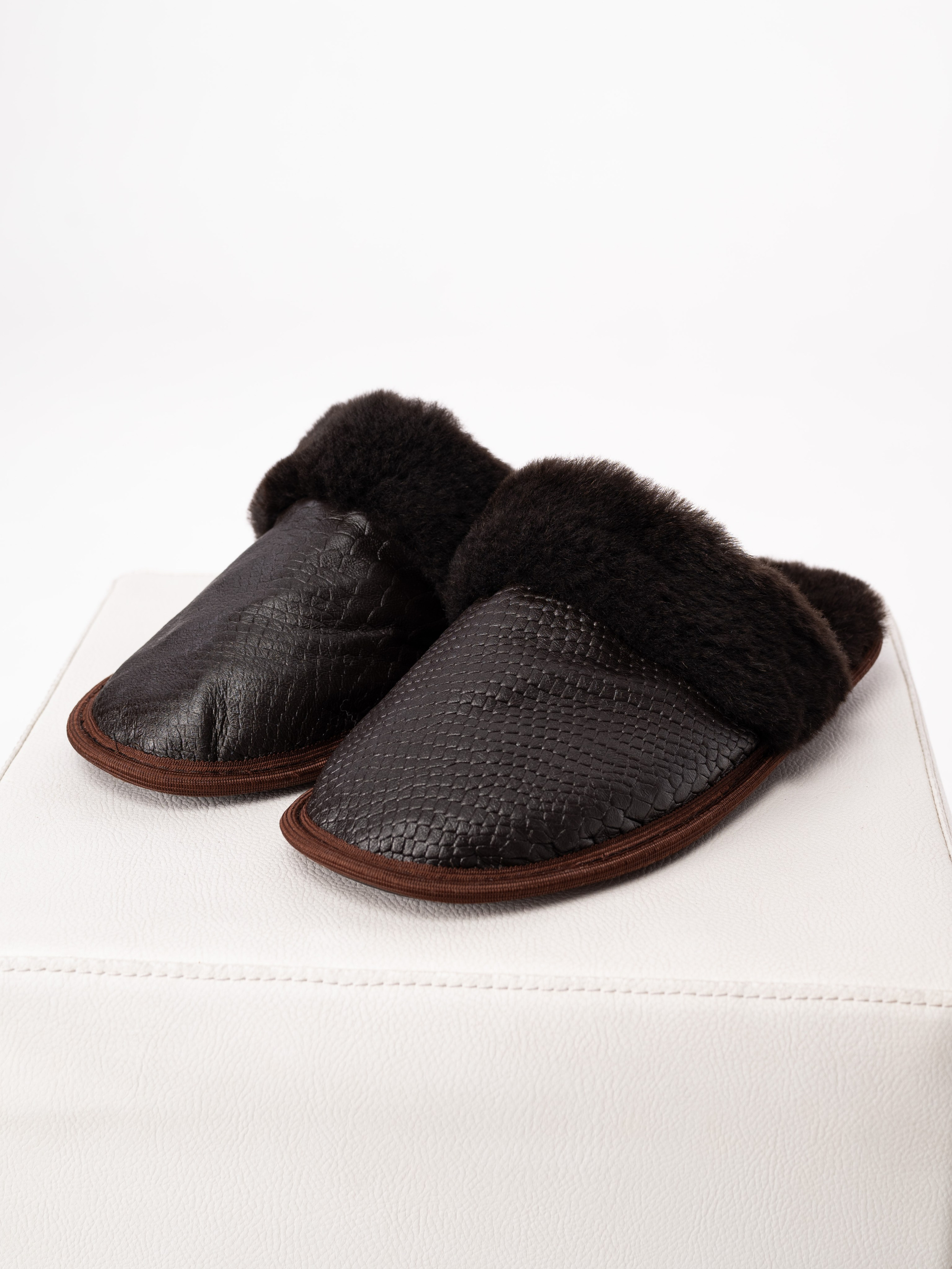 Тапочки и чуни. Предметный фотограф, фото для маркетплейсов Пятигорск, КМВ