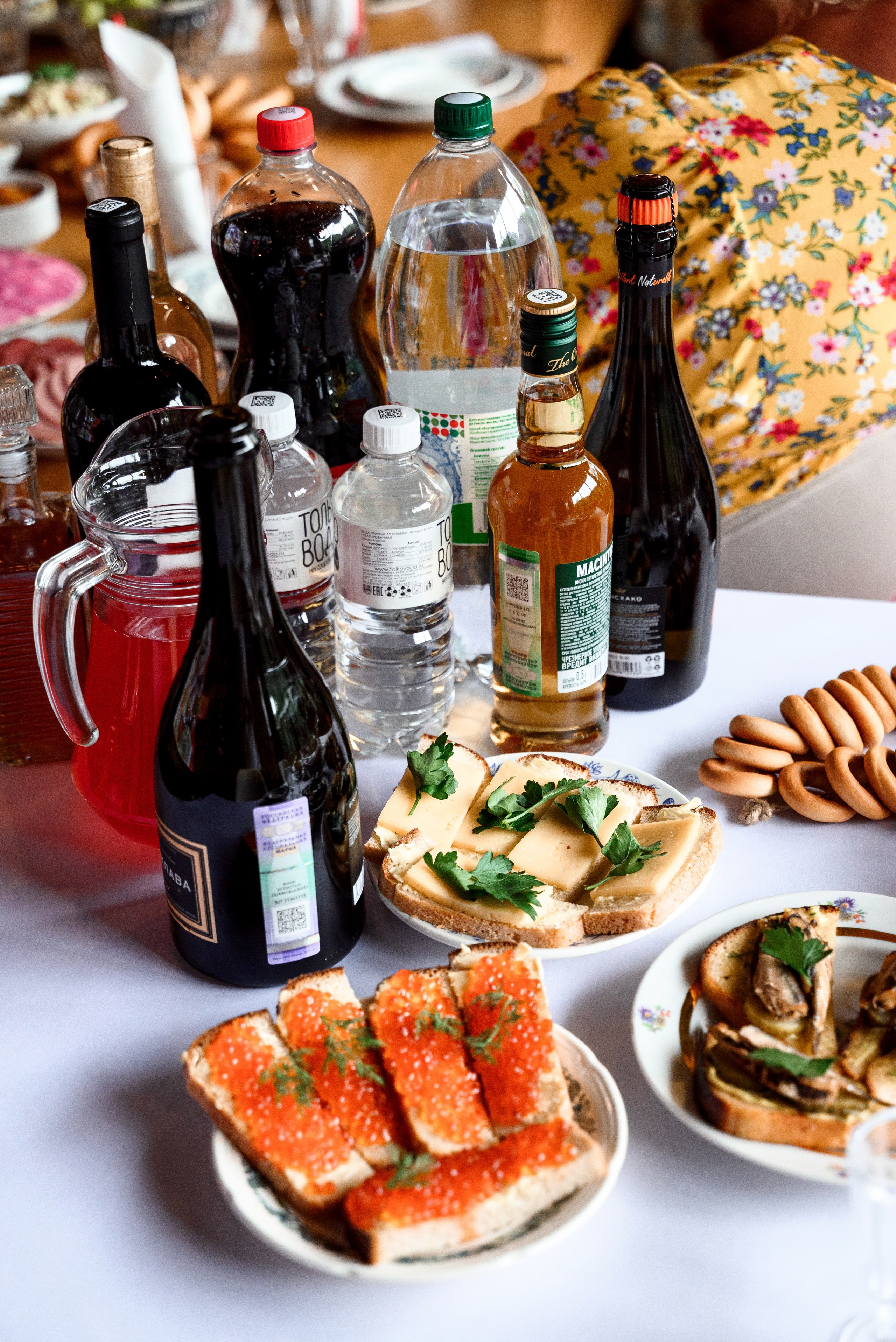 Красная икра гренки бублики вода шампанское часть стола свадебного 