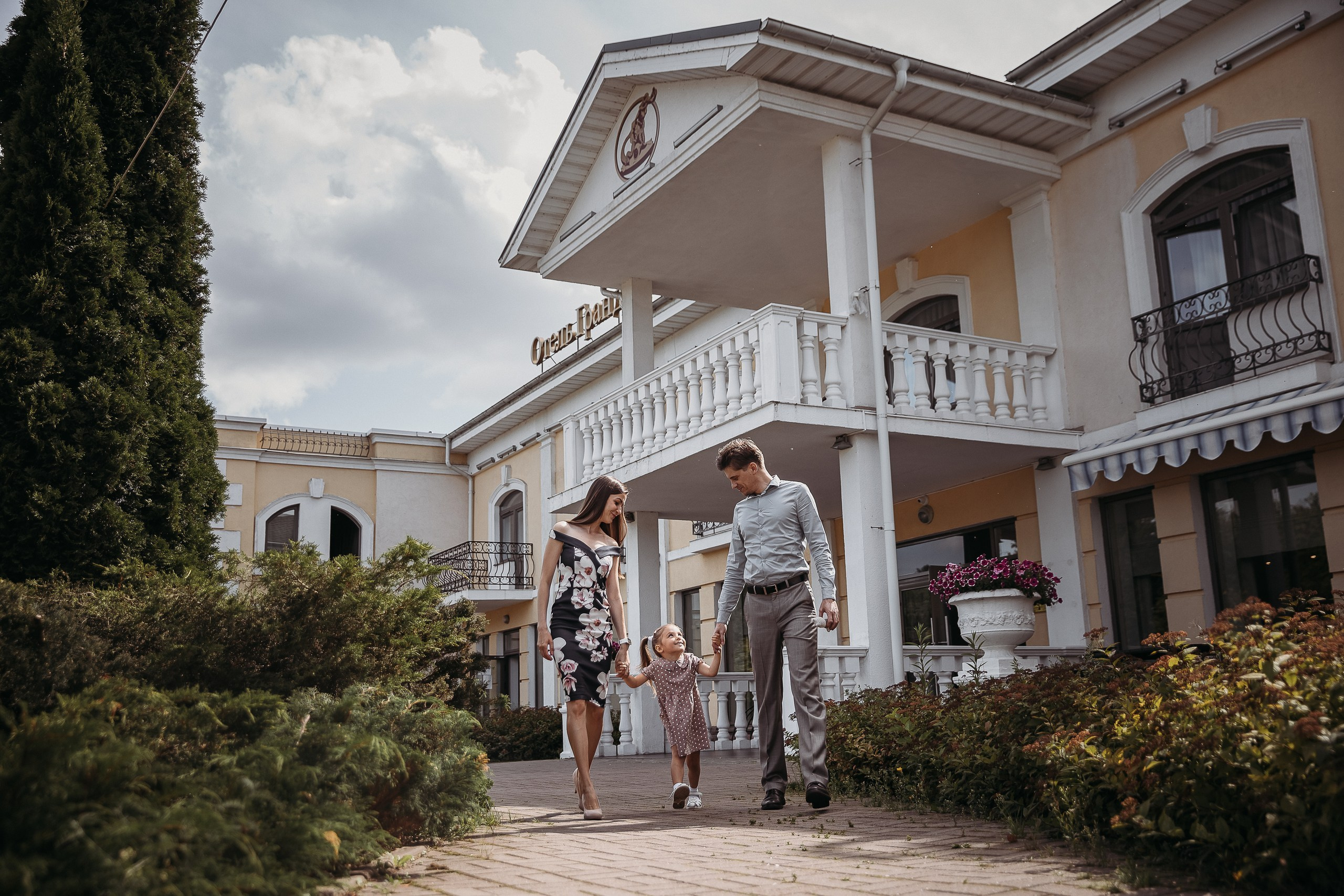 мама папа и маленькая доска гуляют летом