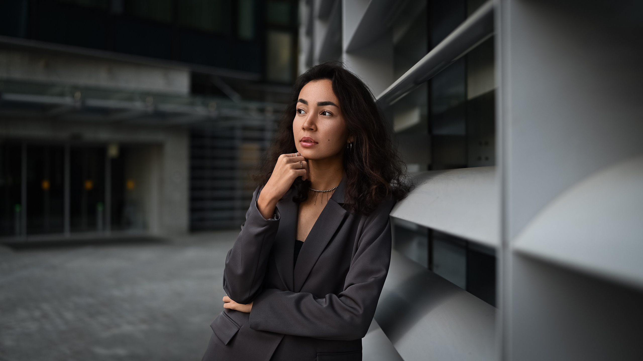 Портрет в деловом стиле на фоне современной архитектуры Казани с акцентом на строгие линии