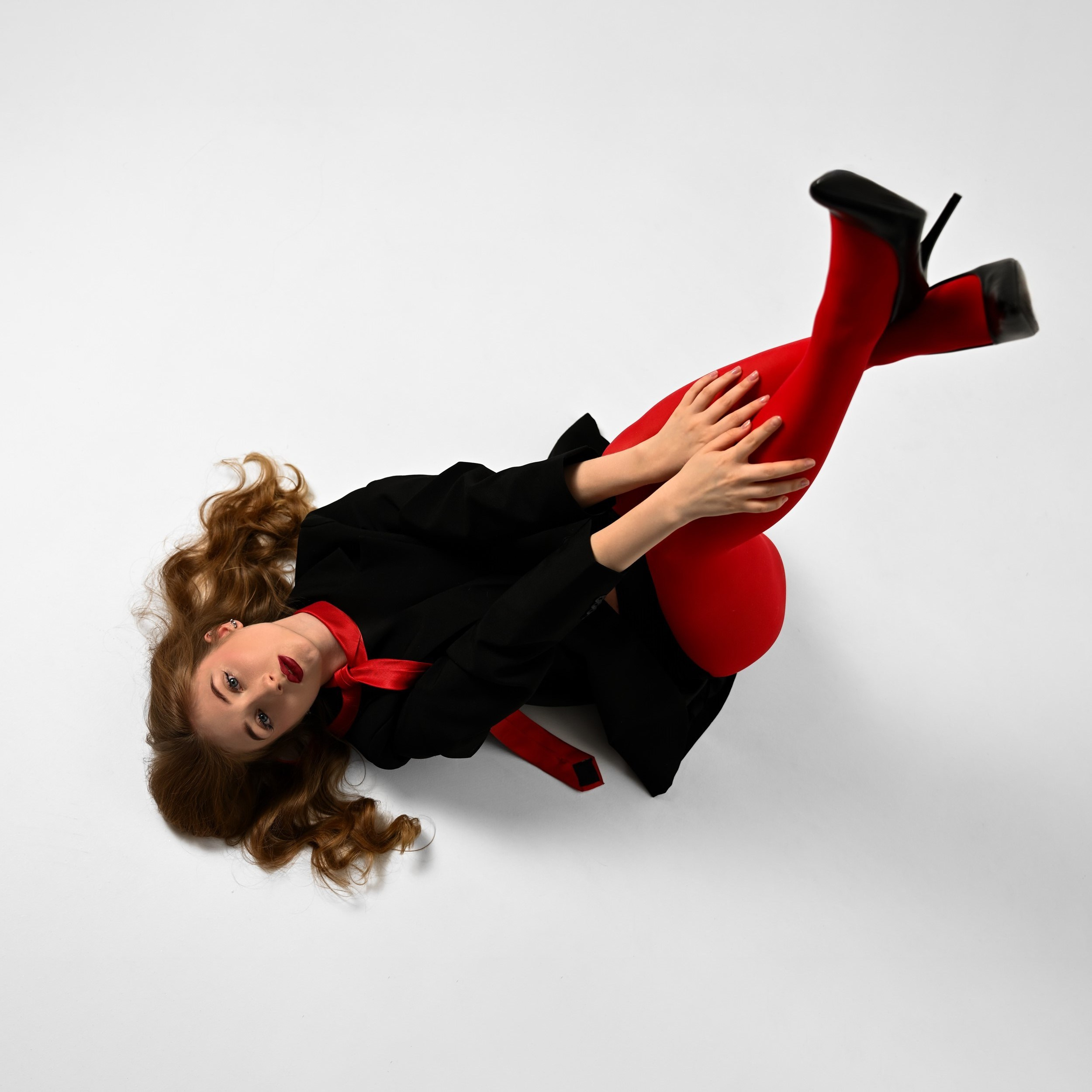 Минималистичная студийная фотосессия в красном образе