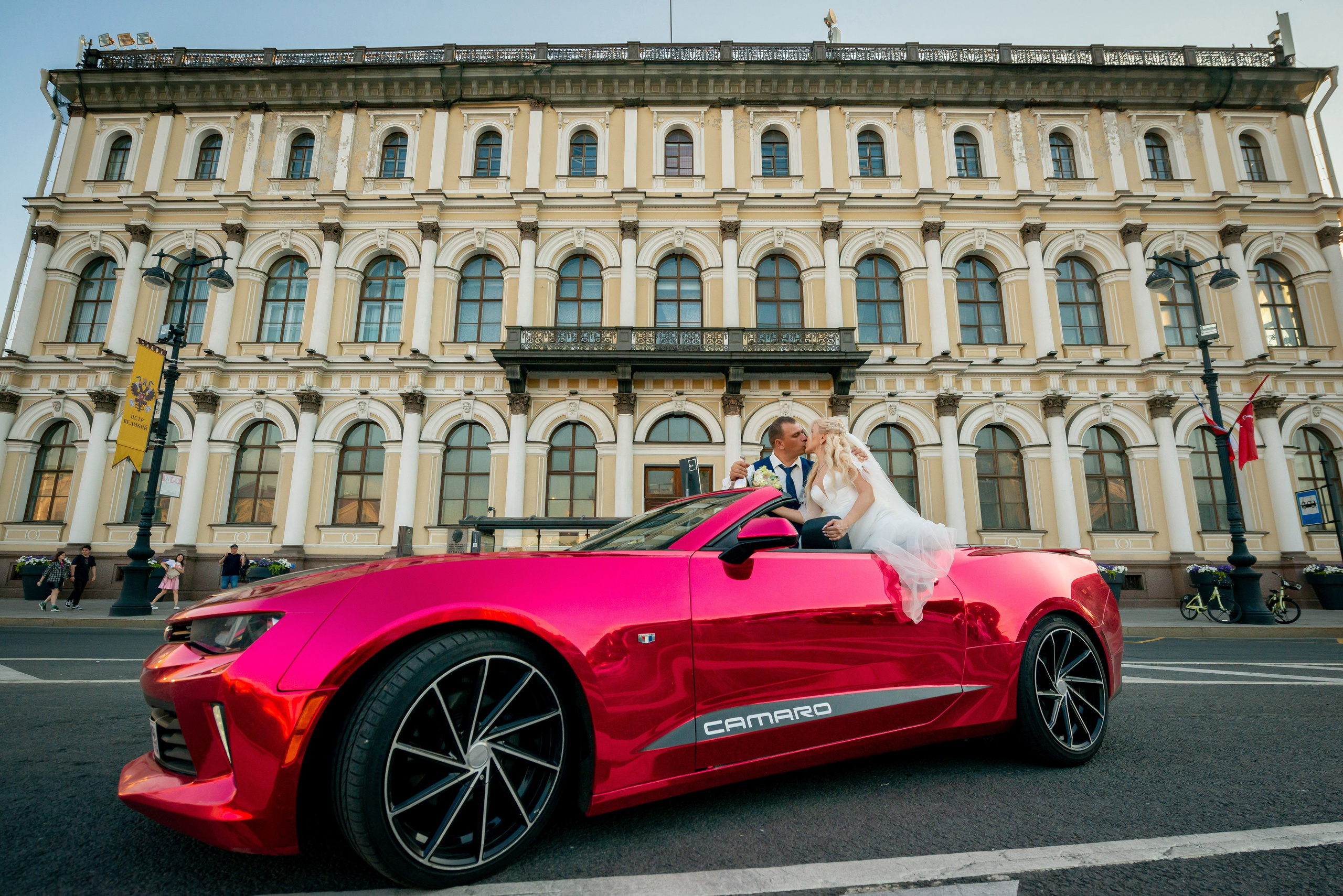 Евгения (фотосессия с малиновым chevrolet camaro, в сирени в Пушкине в Екатерининском парке). Портретный, семейный и свадебный фотограф в Санкт-Петербурге и в Пушкине Ширяев Денис