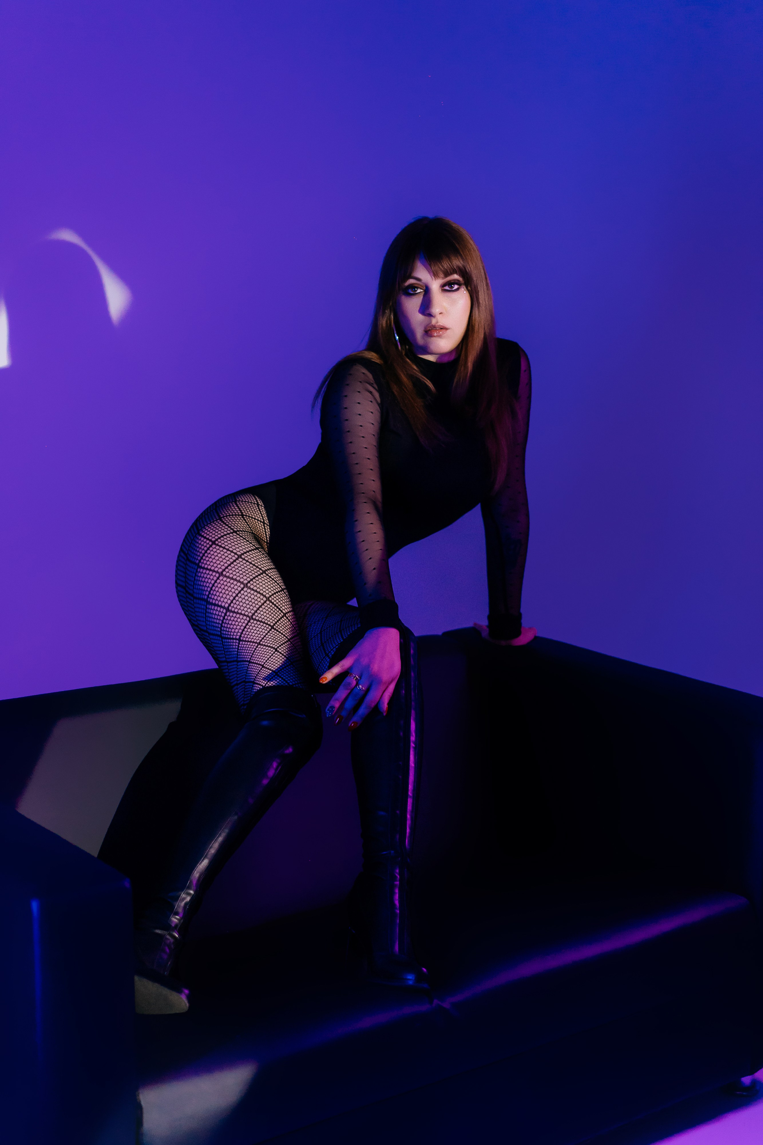 Фотосессия в неоновом свете в фотостудии. Фотограф и видеограф Смоленск | Студия Цезарь