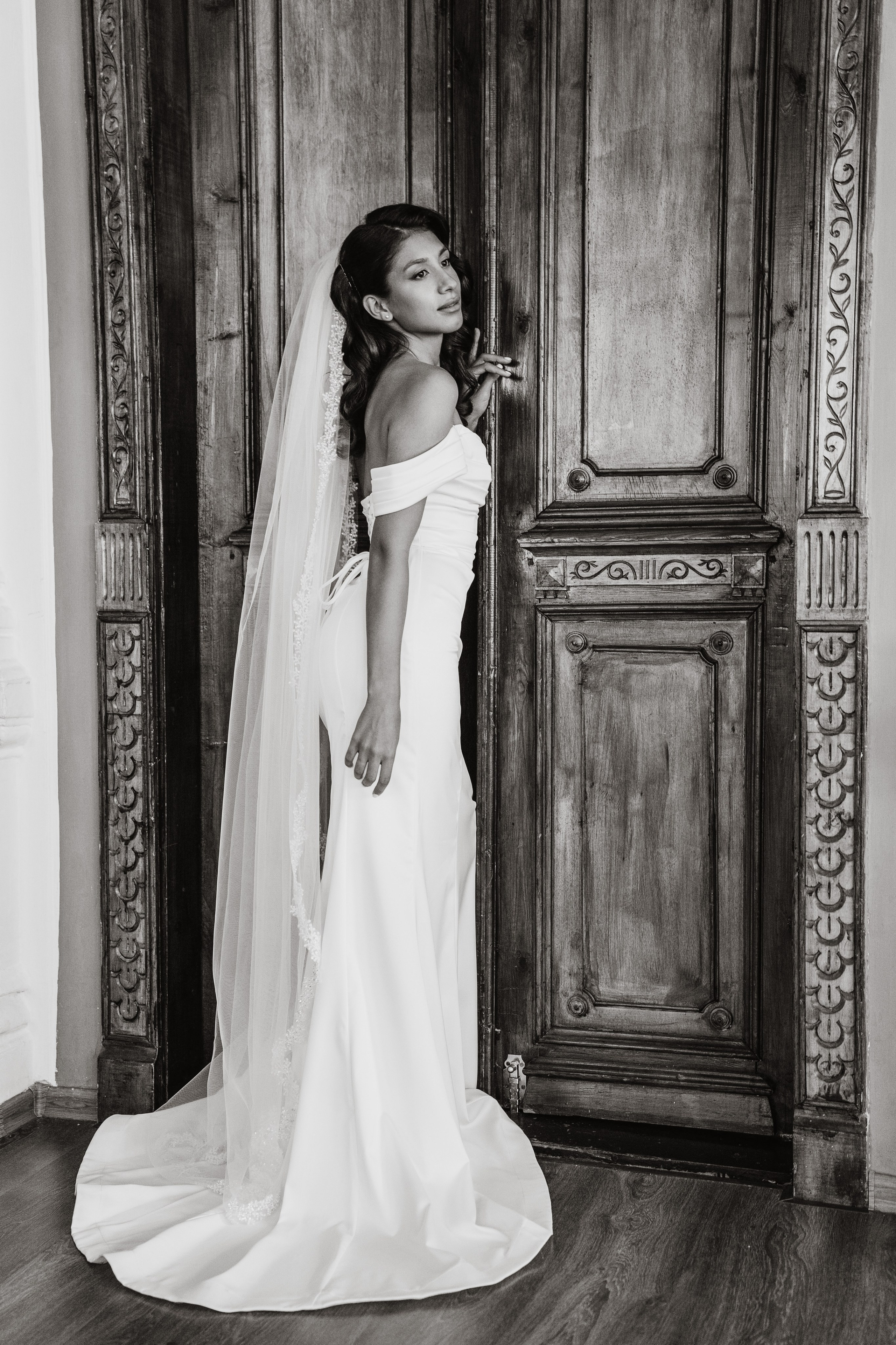 фотограф на свадьбу Казань, свадебная фотосессия театре, свадебное платье со шлейфом