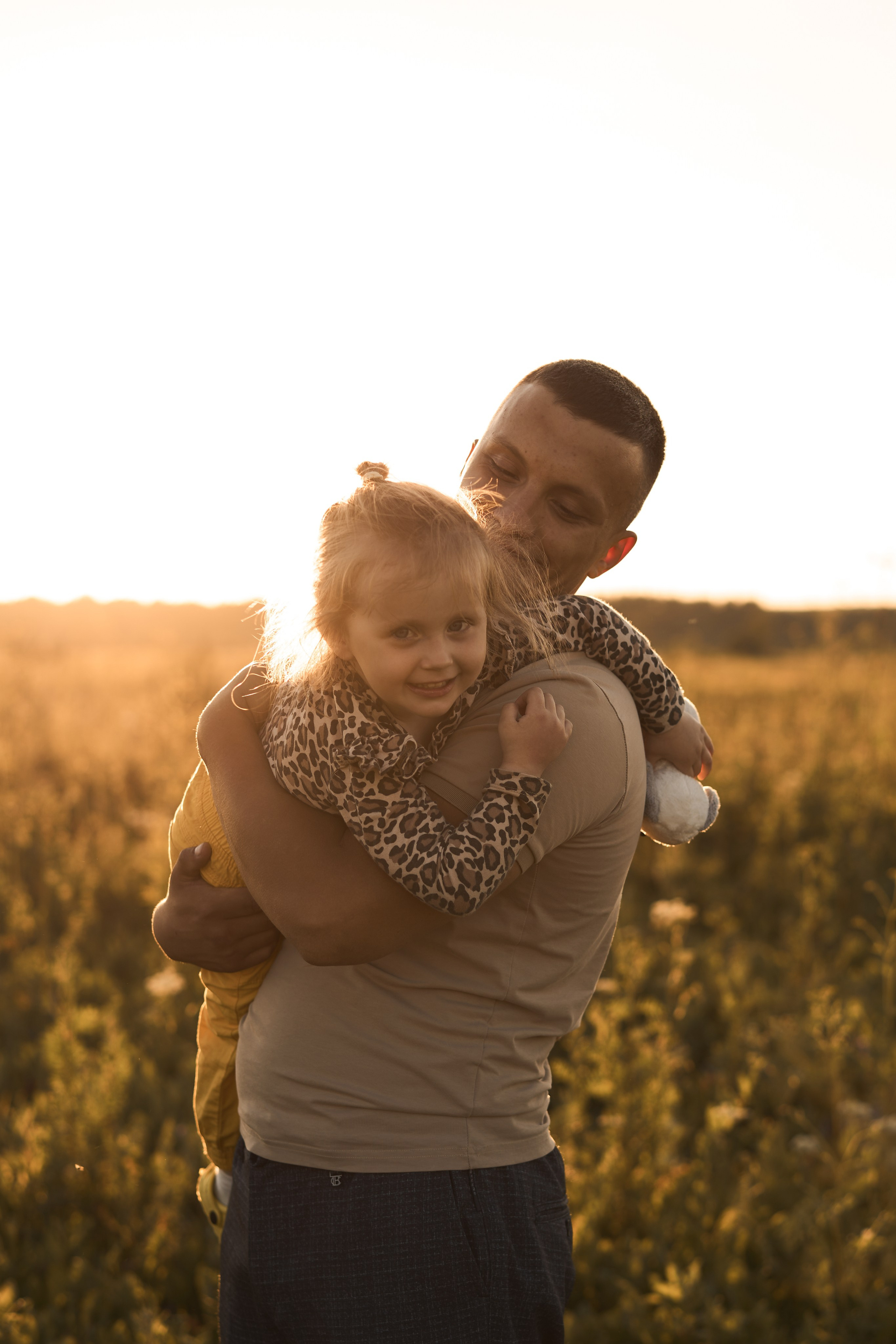 Семейная фотосессия на закате в поле😍. Фотограф Екатеринбург Кокшарова Александра