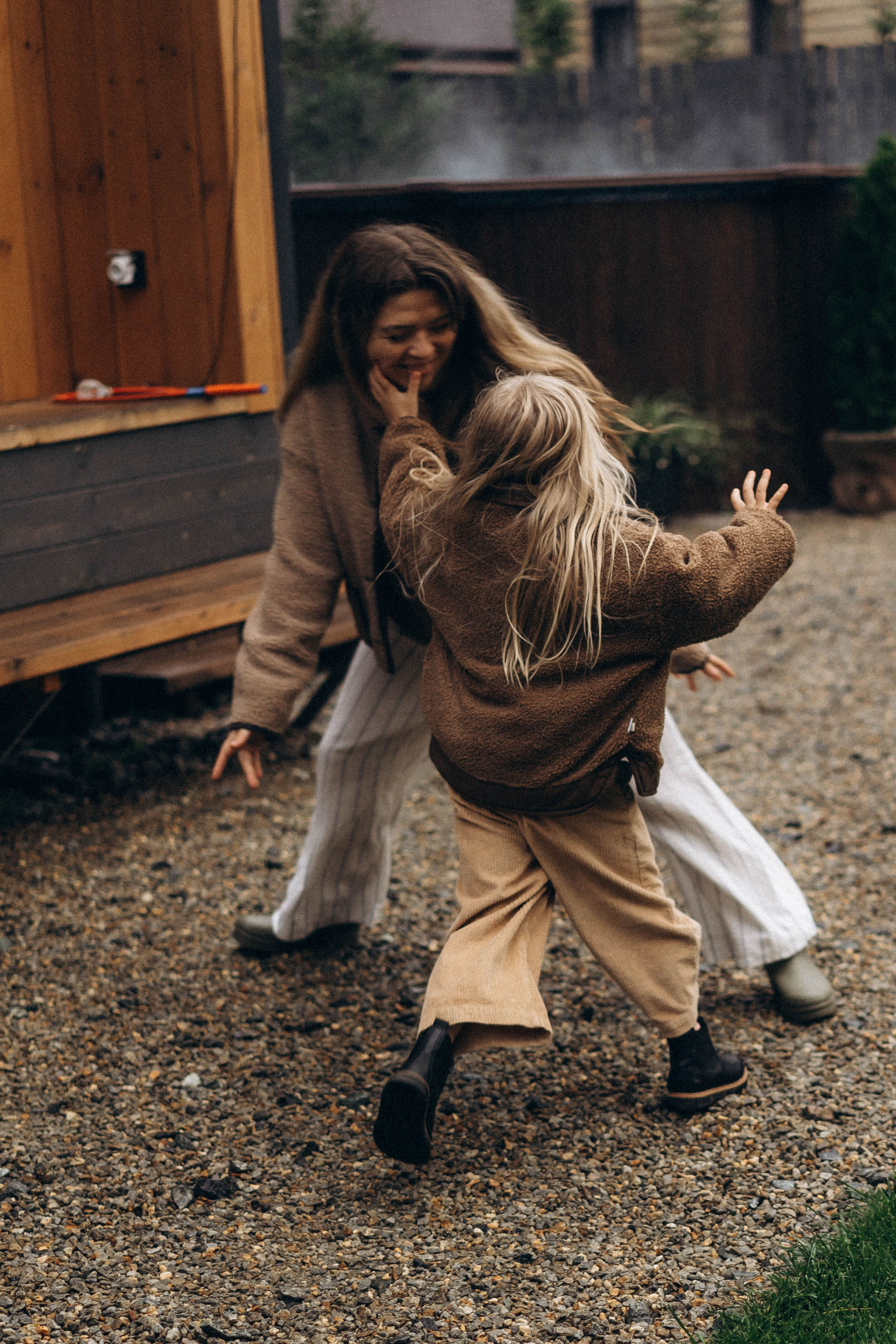 Фотосессия у дома во дворе мама и дочка. Фотограф Екатеринбург Кокшарова Александра