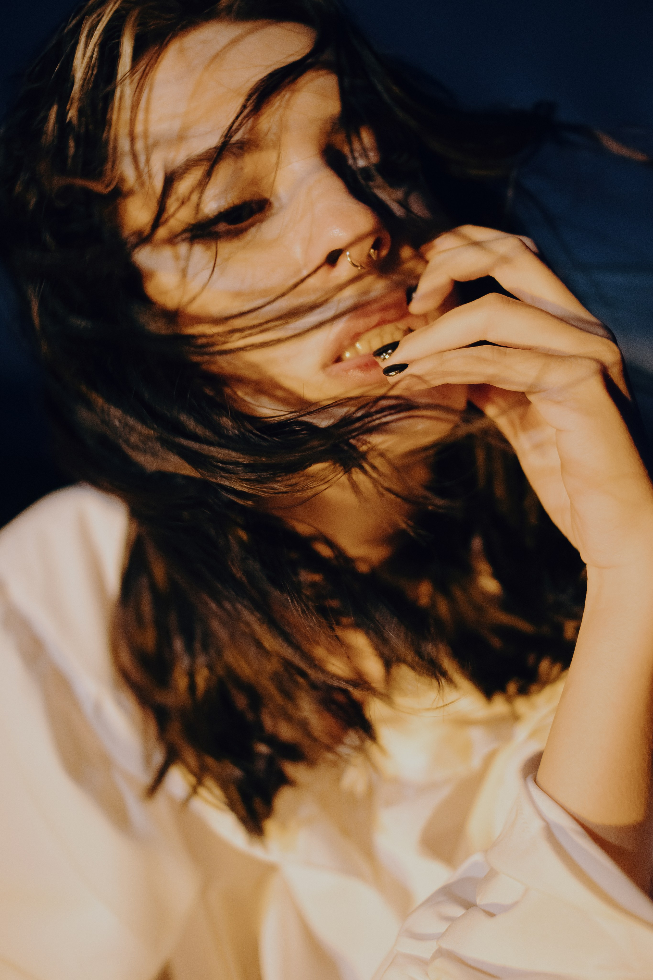 Съёмка у моря с оленьими рогами