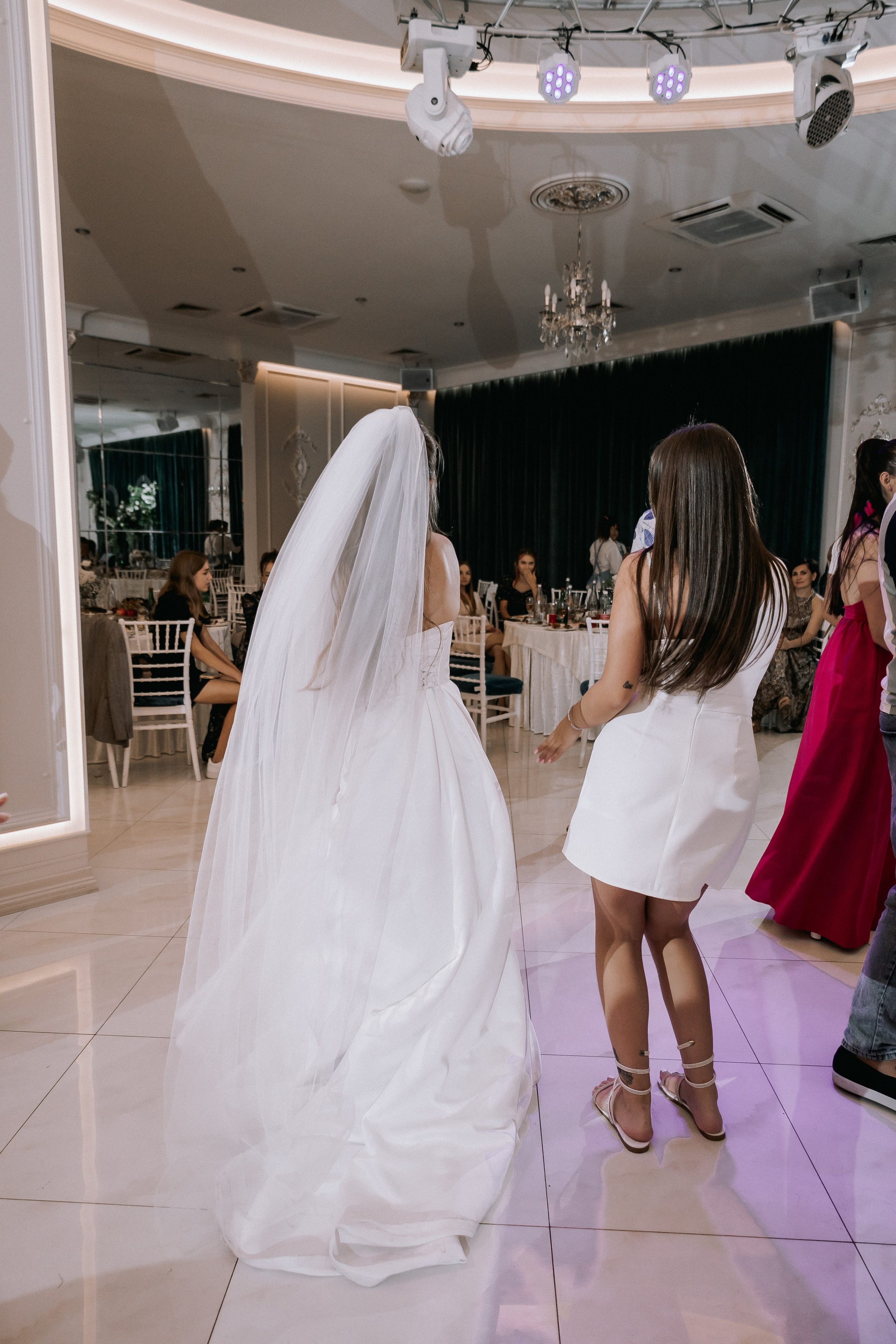 Свадебная прогулка. Эвелина и Дмитрий. Свадебная фотография. Арина Рубах