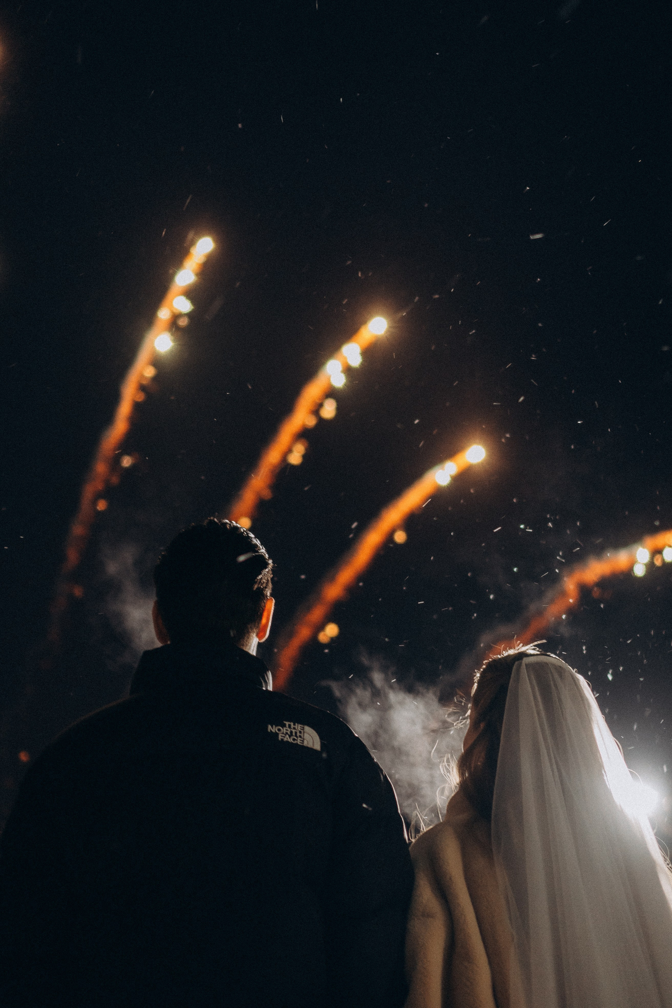 САЛЮТ НА СВАДЕБНОЙ ЦЕРЕМОНИИ (СНЯТО В СИБИРЕ В НИЖНЕВАРТОВСКЕ). Профессиональный фотограф, Санкт-Петербург — Виктория Богомолова