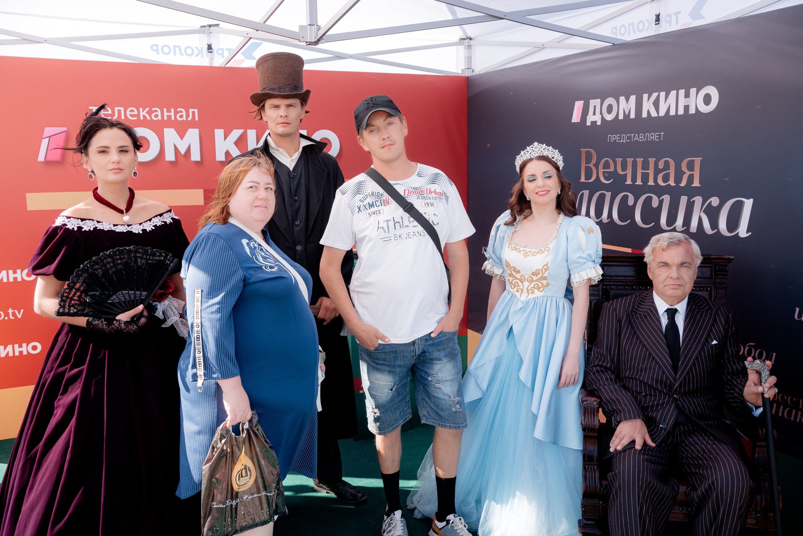 Портретные фото с артистами в палатке Триколор Дом Кинов на день города Волгоград. Фотограф в Волгограде и Волжском Александр Горбань