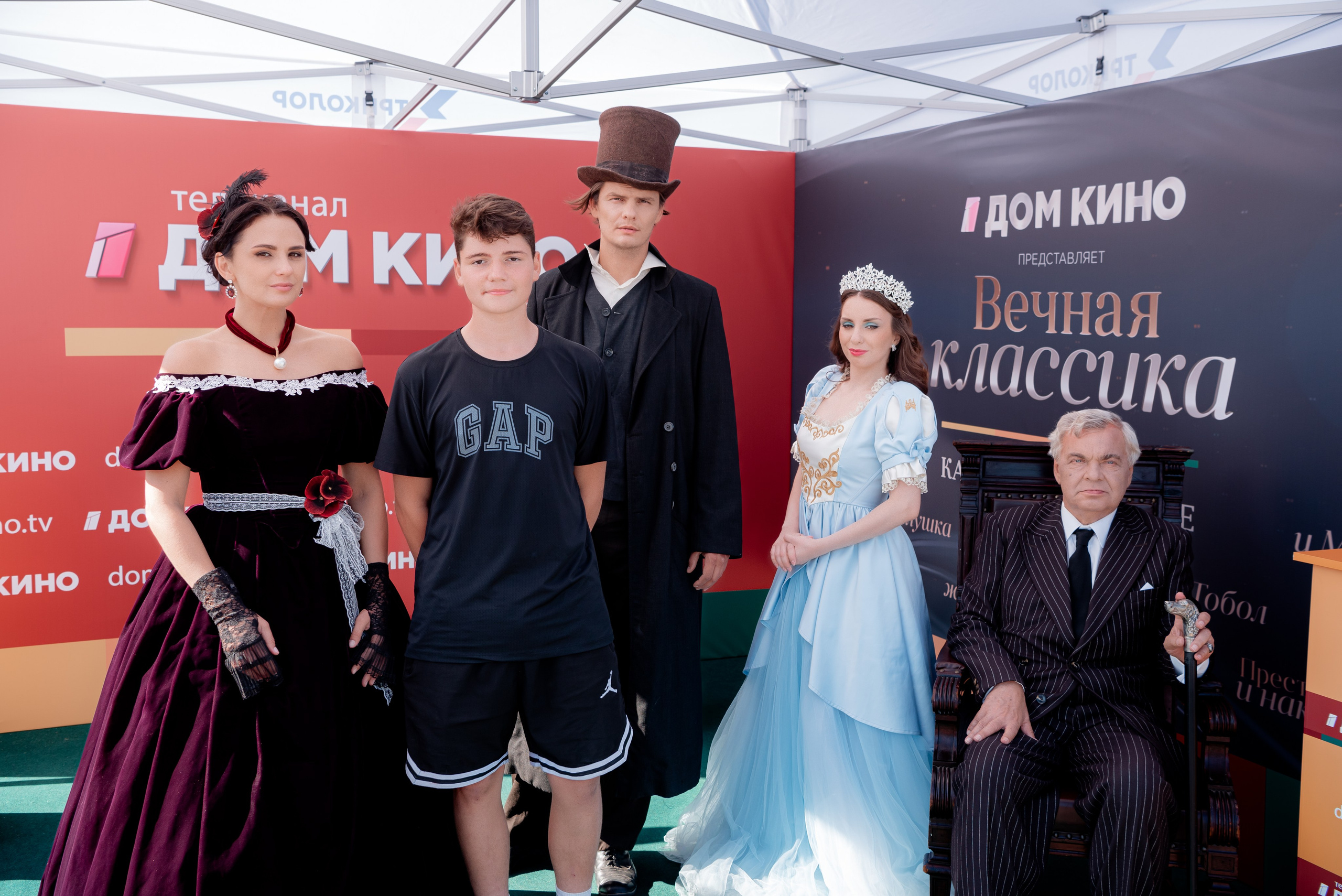 Портретные фото с артистами в палатке Триколор Дом Кинов на день города Волгоград. Фотограф в Волгограде и Волжском Александр Горбань