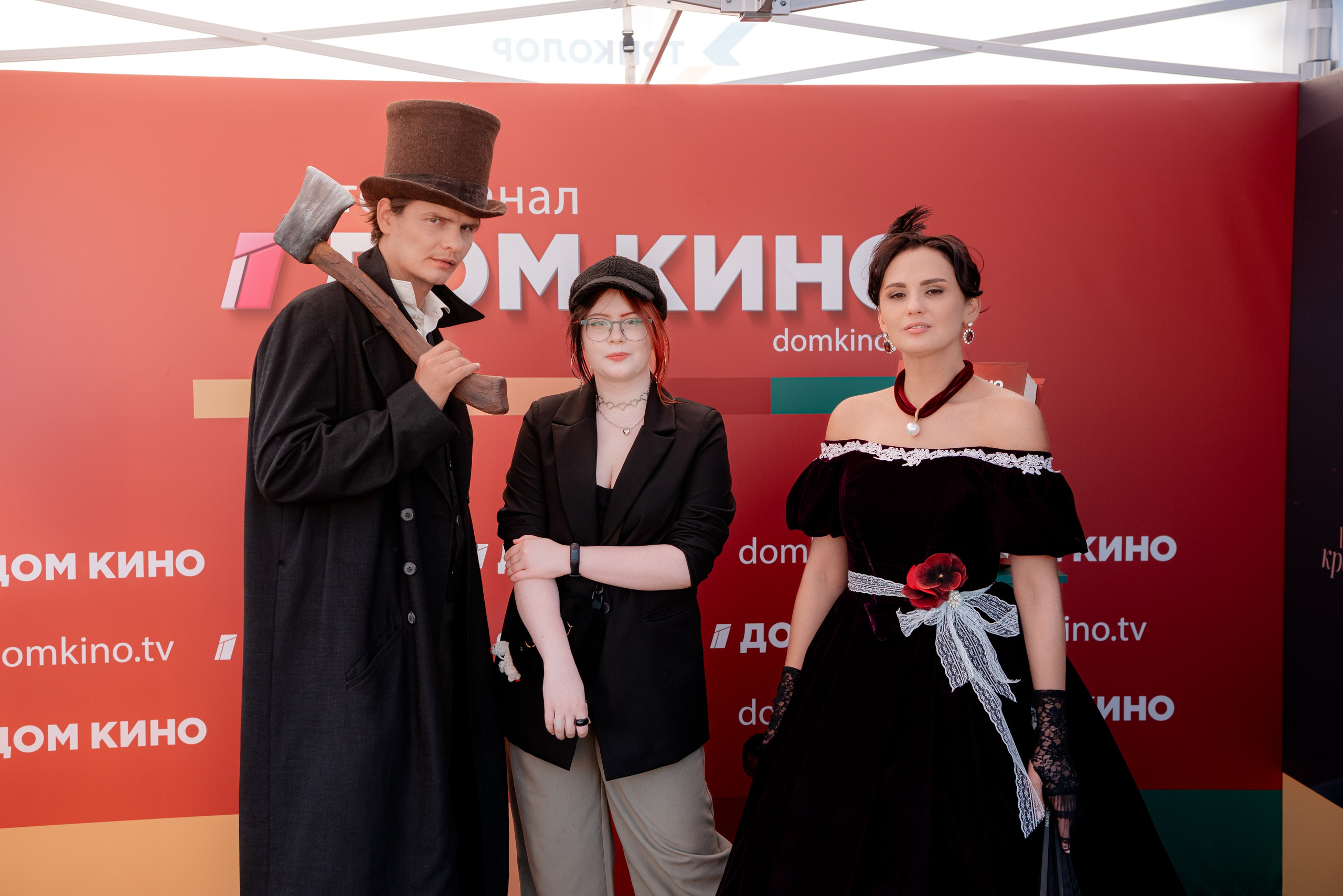 Портретные фото с артистами в палатке Триколор Дом Кинов на день города Волгоград. Фотограф в Волгограде и Волжском Александр Горбань