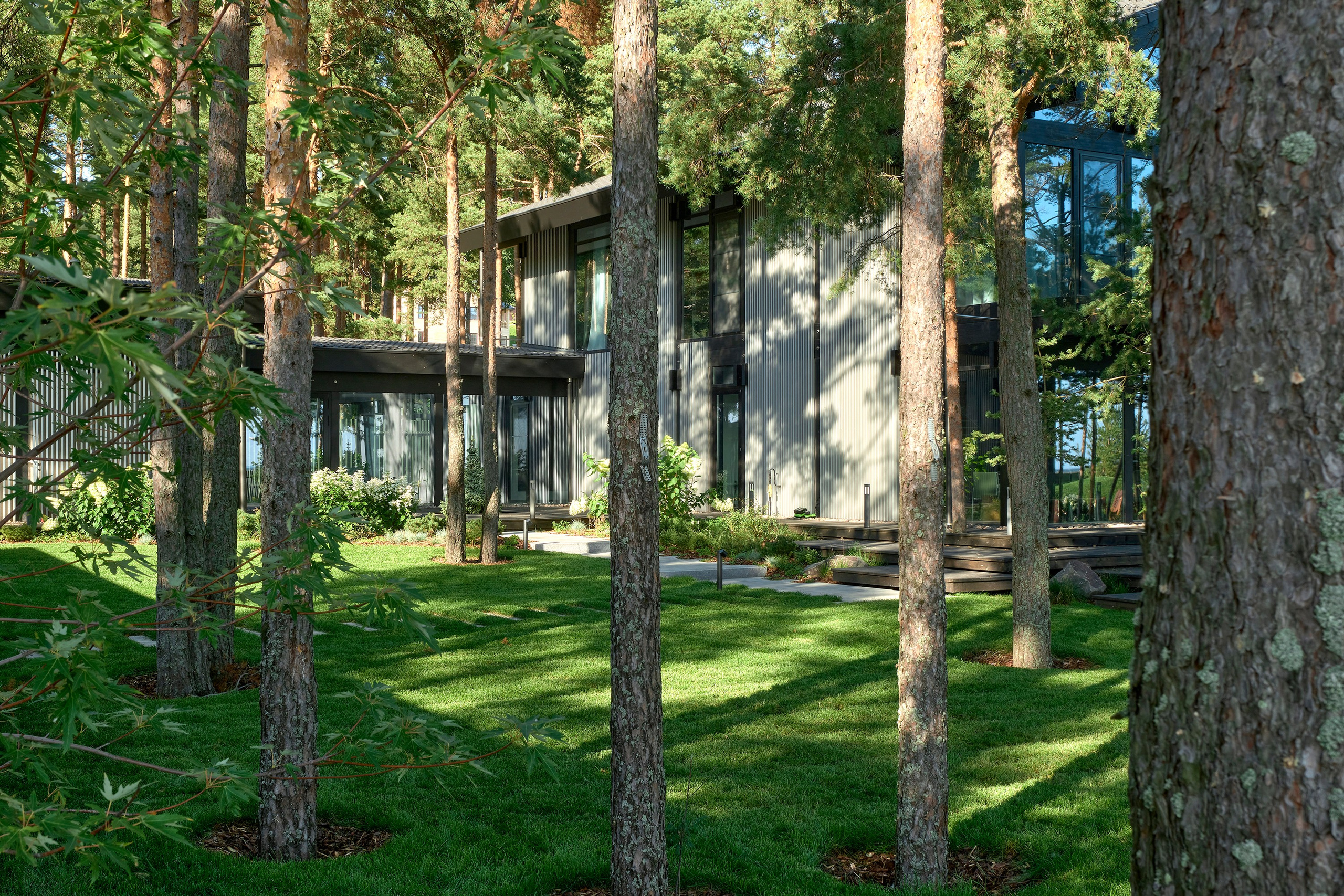 Ландшафтный и интерьерный фотограф Наталья Соловьева. Фотосъемка сада в КП Золотые пески для ландшафтной компании Хвоя | interioto