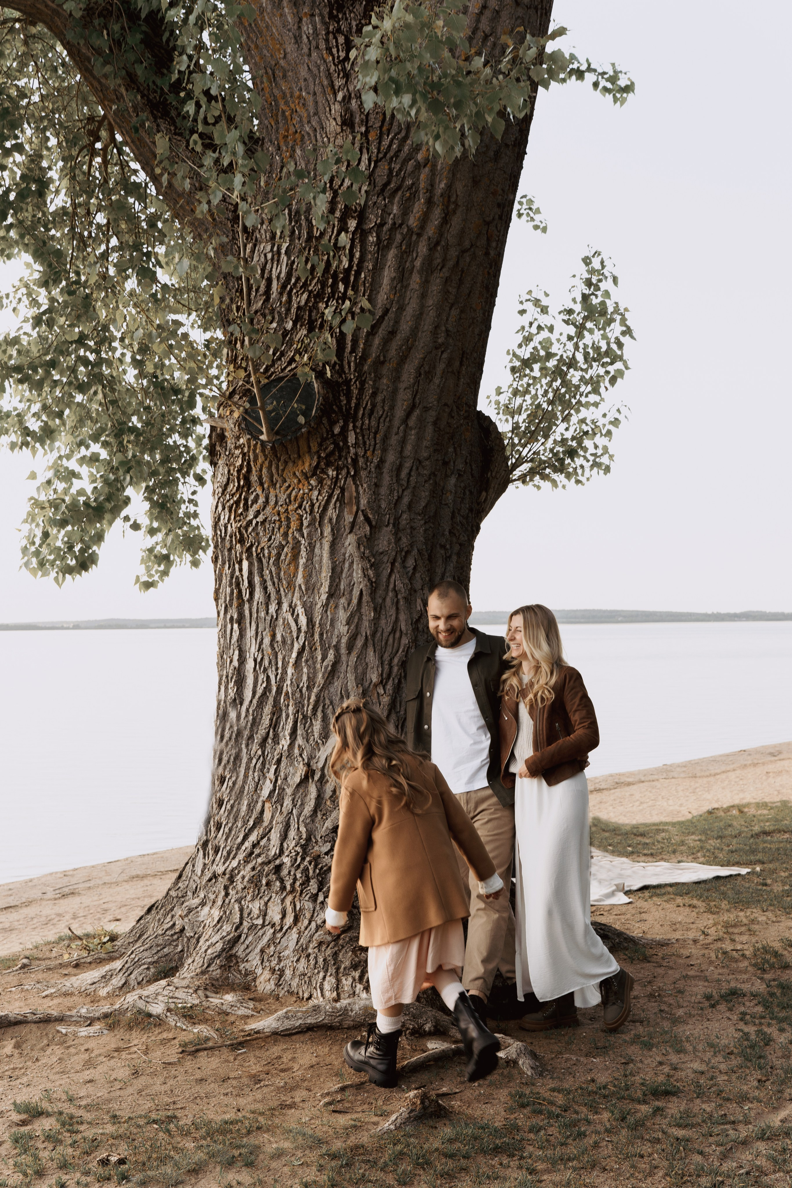 Весеннее тепло семьи на берегу Минского моря. Ваш семейный фотограф в Минске — Вика Трегубова