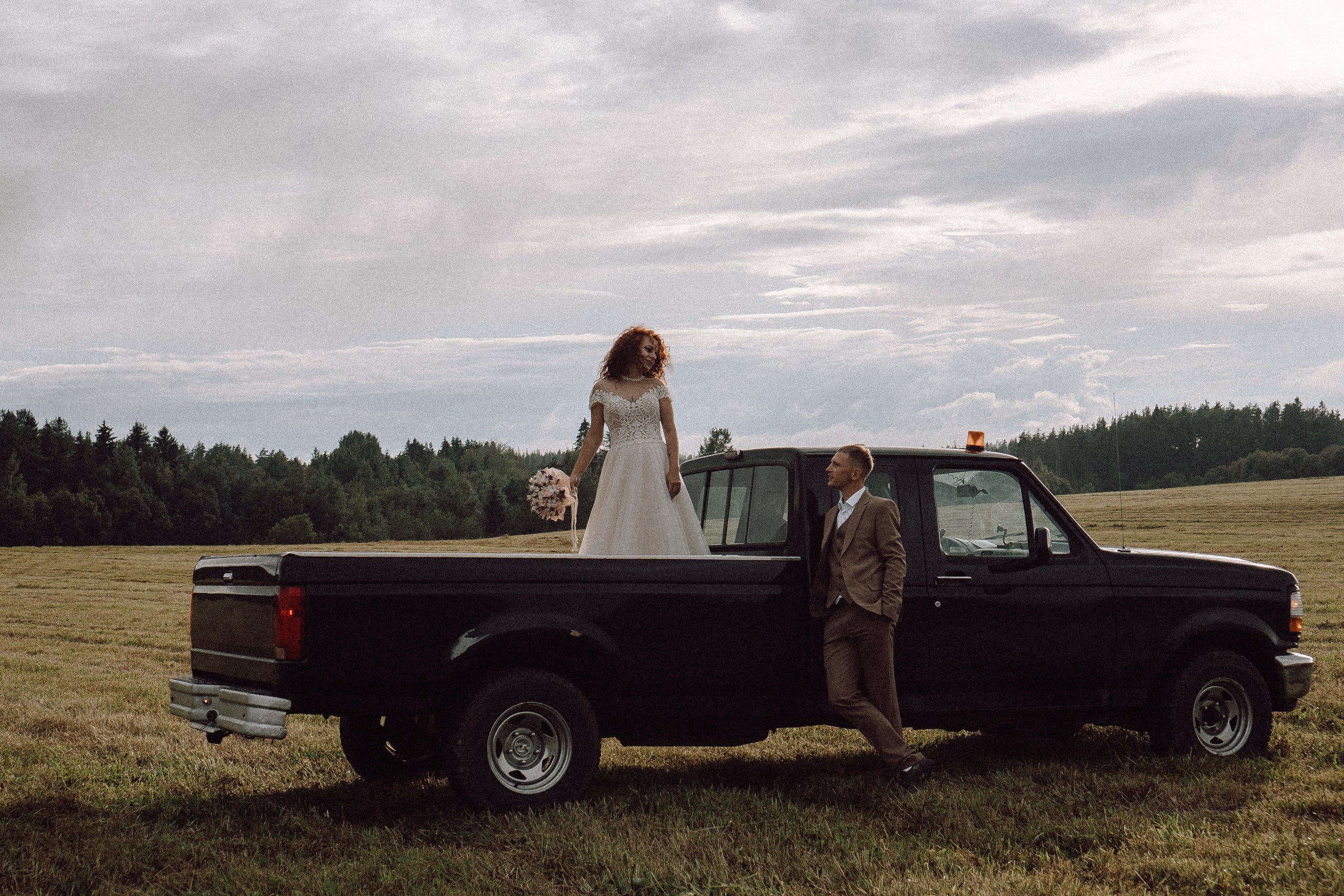 СВАДЕБНАЯ ФОТОСЕССИИЯ ПАРЫ В ГОРОДЕ ПРИОЗЕРСК В СОСНОВОМ ЛЕСУ И С ПИКАПОМ. Профессиональный фотограф, Санкт-Петербург — Виктория Богомолова