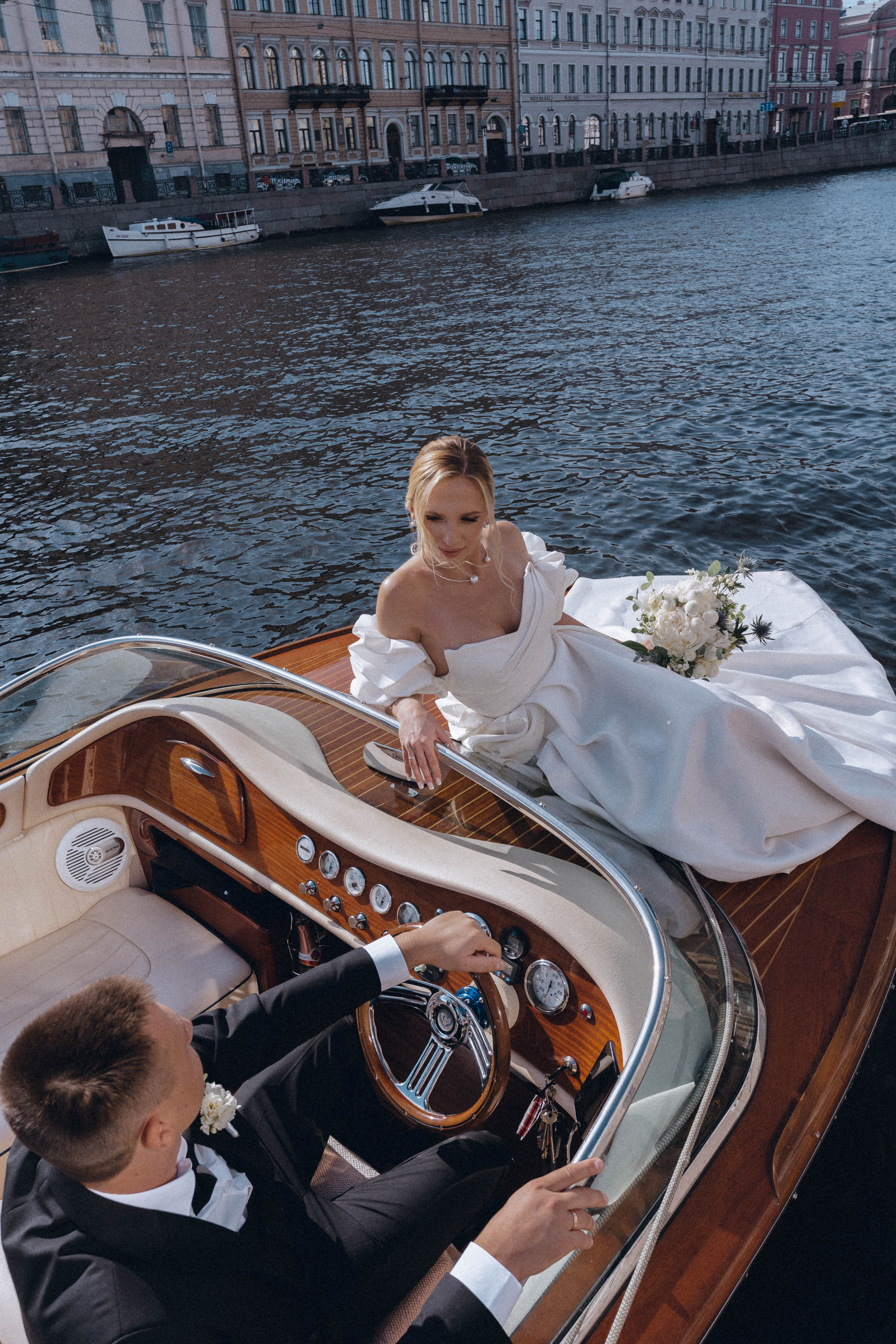 СВАДЕНБНАЯ СЬЕМКА НА КАТЕРЕ ПО КАНАЛАМ САНКТ-ПЕТЕРБУРГА И В АКВАТОРИИ НЕВЫ. Профессиональный фотограф, Санкт-Петербург — Виктория Богомолова