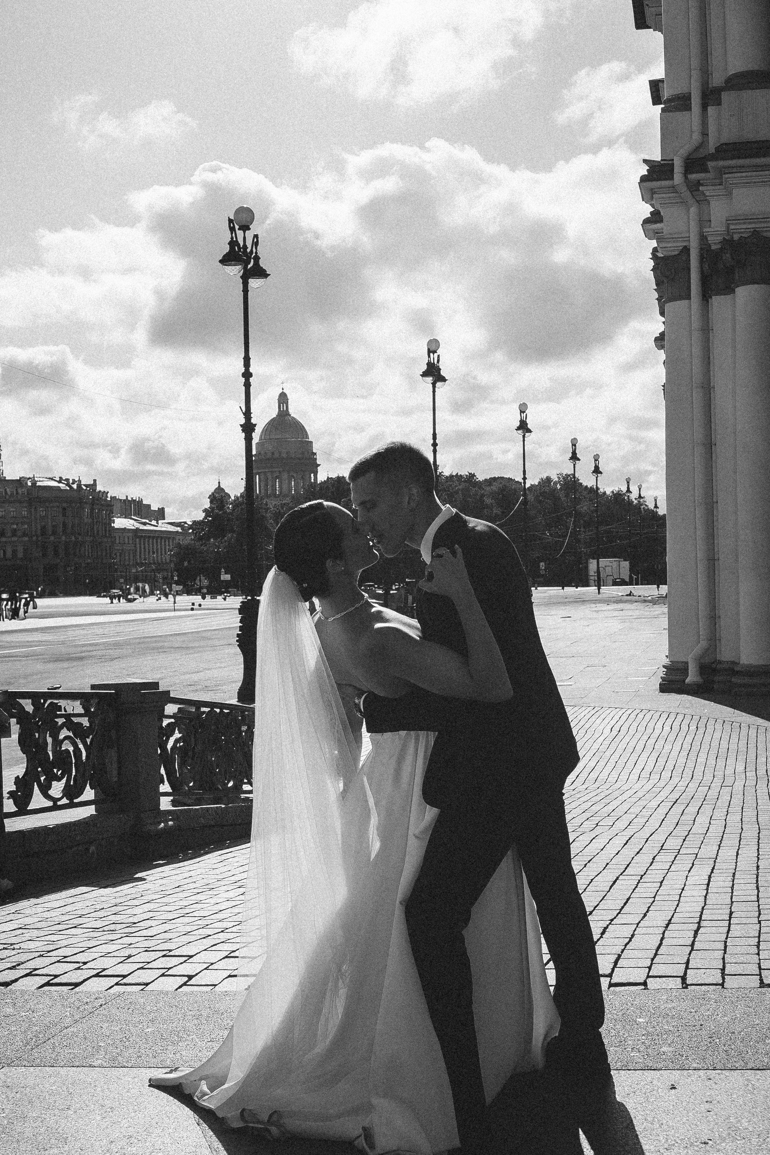 СВАДЕБНАЯ ПРОГУЛКА В САНТК-ПЕТЕРБУРГЕ (ИСАКИЕВСКИЙ СОБОР, ЗИМНЯЯ КАНАВКА, ЭРМИТАЖ И БОЛЬШАЯ МОРСКАЯ УЛИЦА). Профессиональный фотограф, Санкт-Петербург — Виктория Богомолова