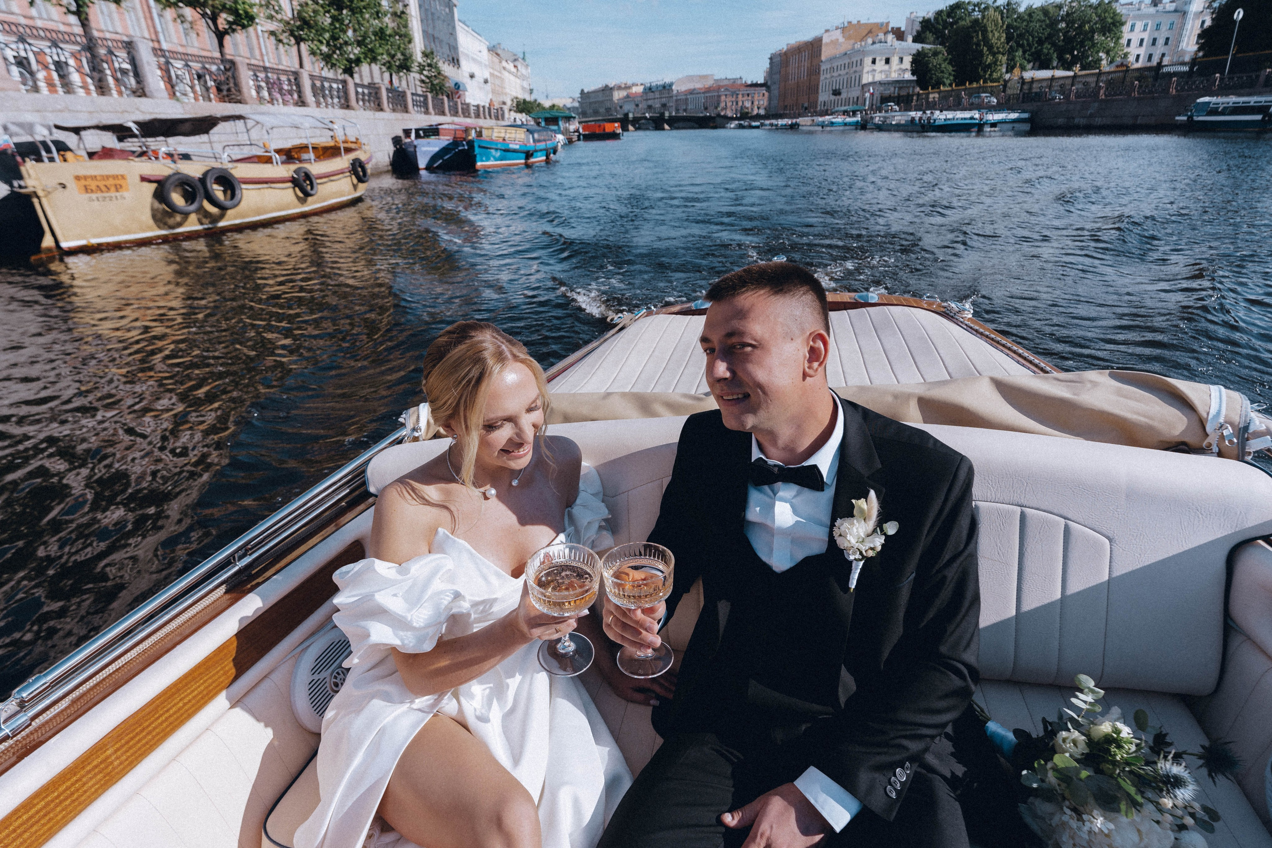 СВАДЕНБНАЯ СЬЕМКА НА КАТЕРЕ ПО КАНАЛАМ САНКТ-ПЕТЕРБУРГА И В АКВАТОРИИ НЕВЫ. Профессиональный фотограф, Санкт-Петербург — Виктория Богомолова