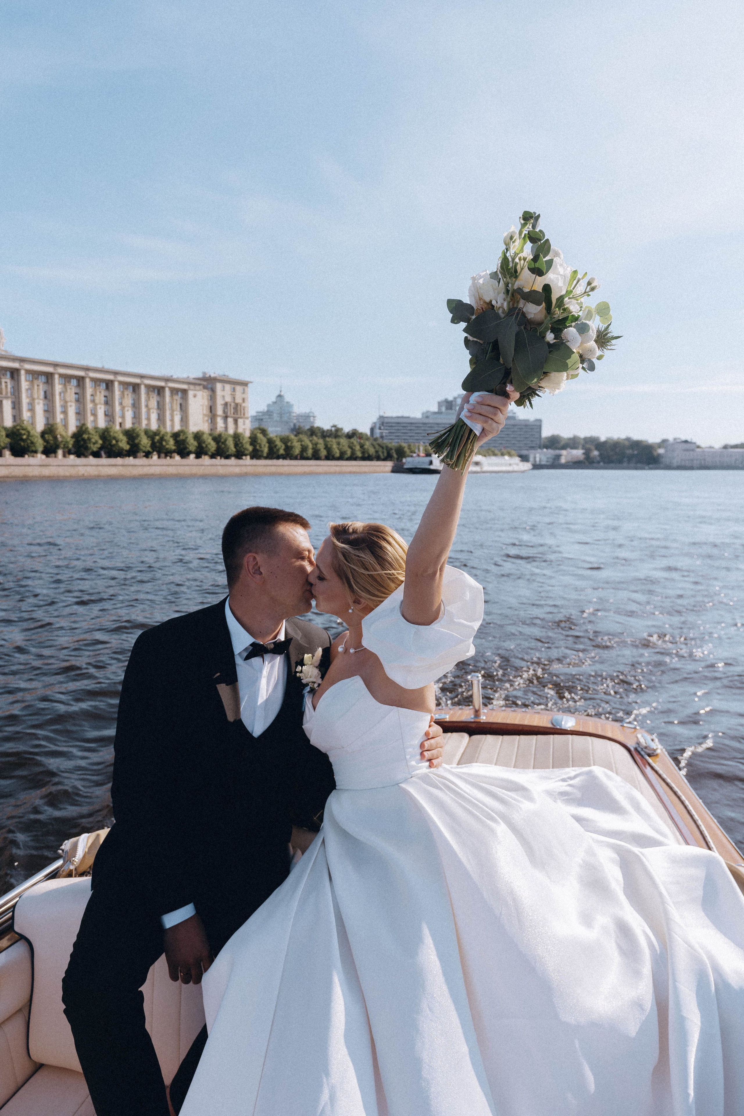 СВАДЕНБНАЯ СЬЕМКА НА КАТЕРЕ ПО КАНАЛАМ САНКТ-ПЕТЕРБУРГА И В АКВАТОРИИ НЕВЫ. Профессиональный фотограф, Санкт-Петербург — Виктория Богомолова