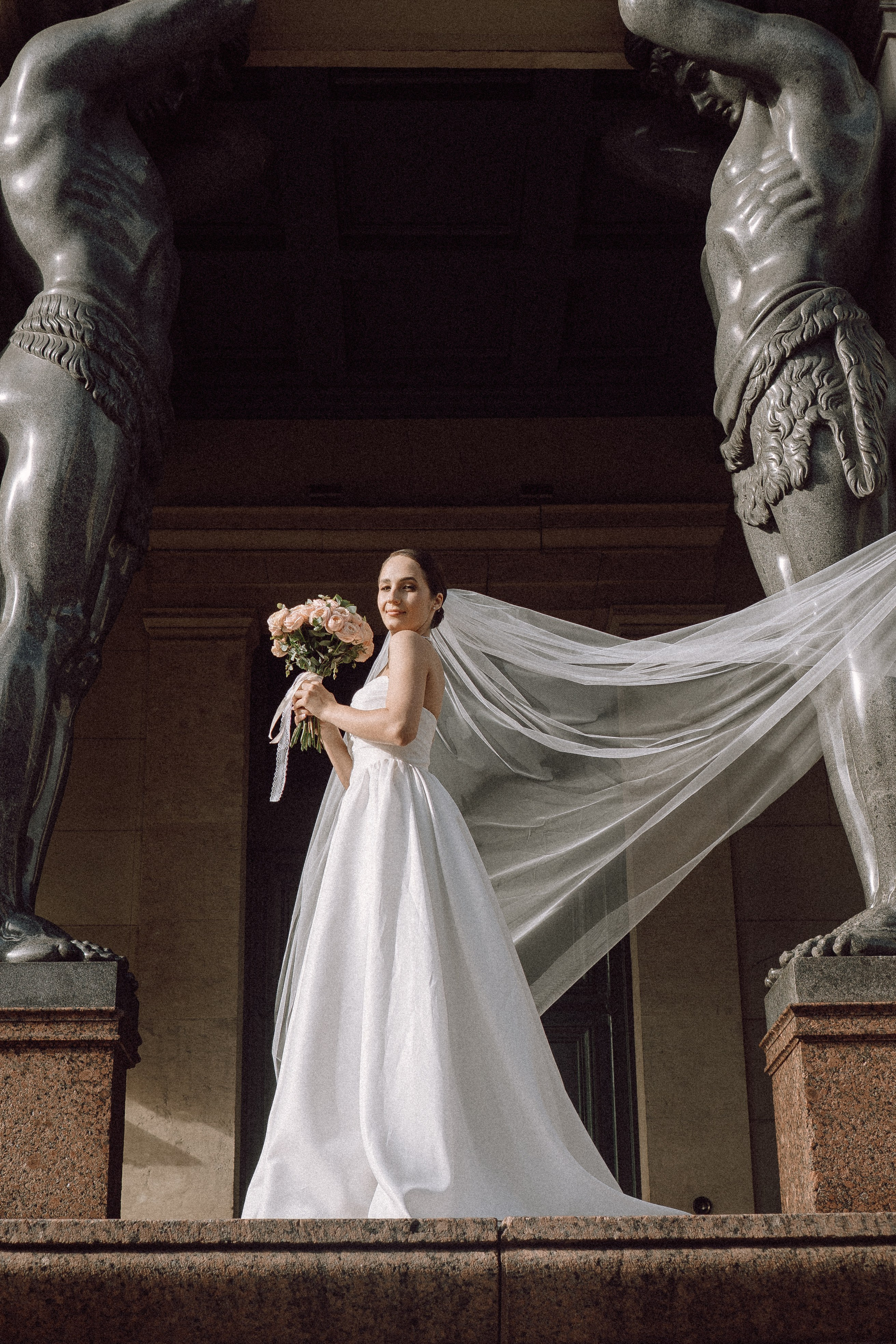 СВАДЕБНАЯ ПРОГУЛКА В САНТК-ПЕТЕРБУРГЕ (ИСАКИЕВСКИЙ СОБОР, ЗИМНЯЯ КАНАВКА, ЭРМИТАЖ И БОЛЬШАЯ МОРСКАЯ УЛИЦА). Профессиональный фотограф, Санкт-Петербург — Виктория Богомолова